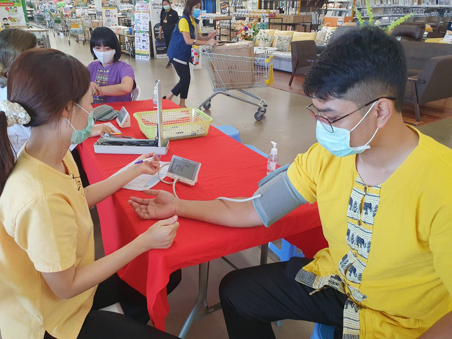 @น่าน : พช.น่านนำเจ้าหน้าที่ ผู้นำ องค์กร เครือข่ายพัฒนาชุมชนร่วมบริจาคโลหิต