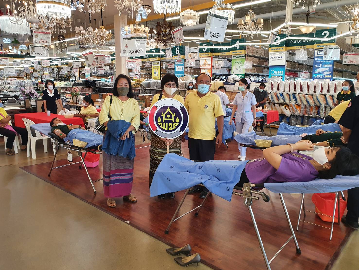 @น่าน : พช.น่านนำเจ้าหน้าที่ ผู้นำ องค์กร เครือข่ายพัฒนาชุมชนร่วมบริจาคโลหิต