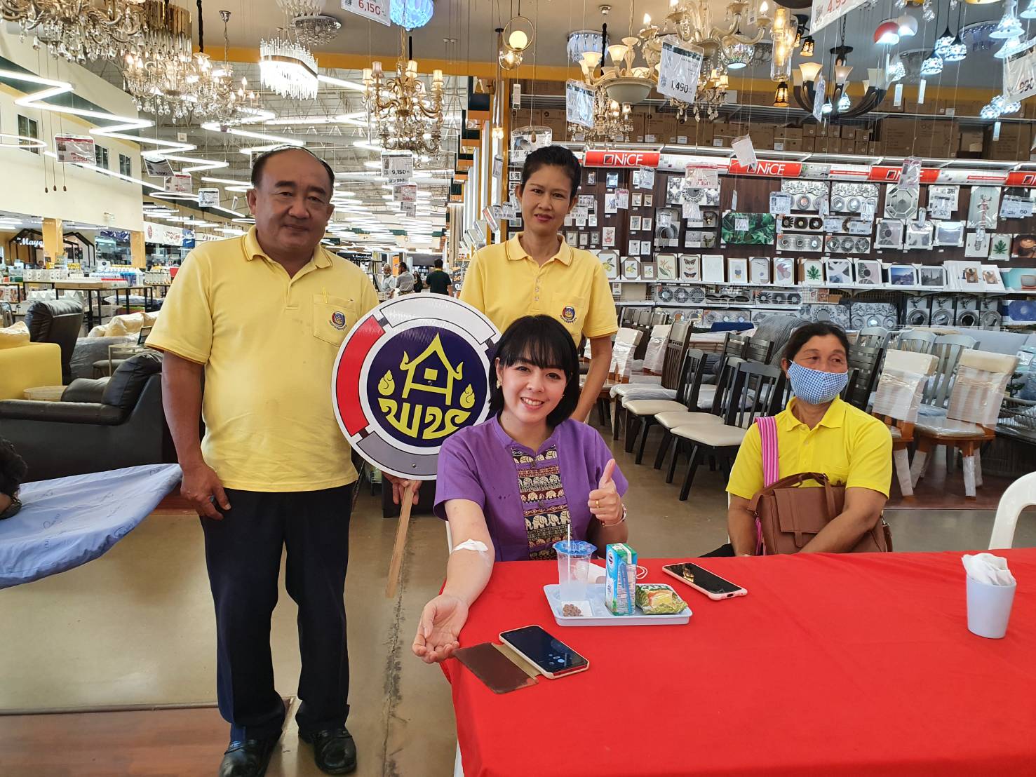 @น่าน : พช.น่านนำเจ้าหน้าที่ ผู้นำ องค์กร เครือข่ายพัฒนาชุมชนร่วมบริจาคโลหิต