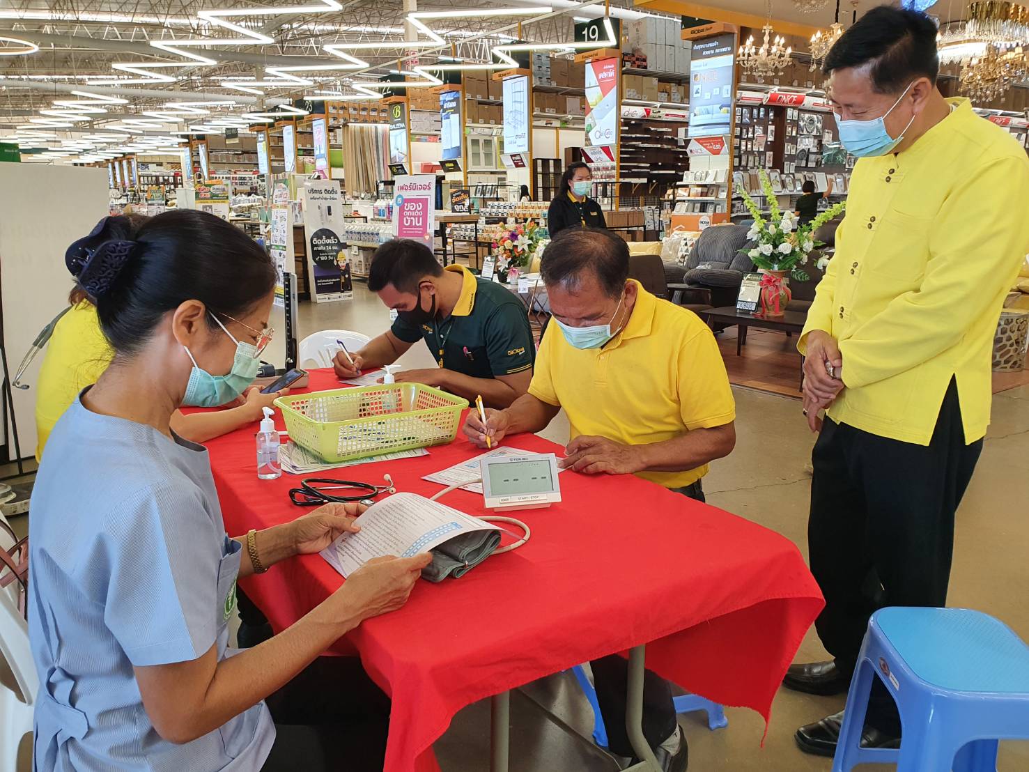 @น่าน : พช.น่านนำเจ้าหน้าที่ ผู้นำ องค์กร เครือข่ายพัฒนาชุมชนร่วมบริจาคโลหิต