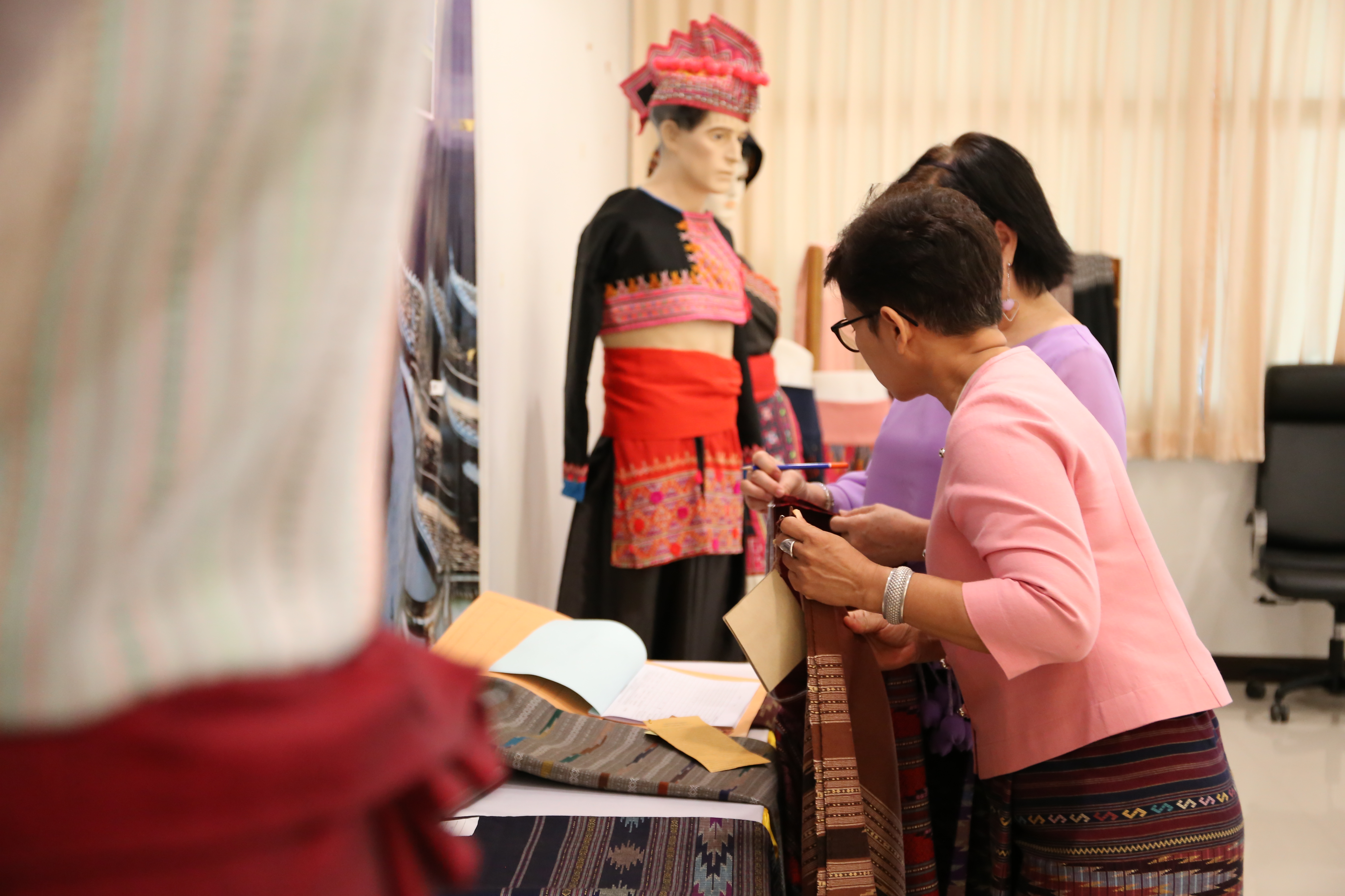 “พช.น่าน ประกวดผ้า “สืบสาน อนุรักษ์ศิลป์ผ้าถิ่นไทย ดำรงไว้ในแผ่นดิน”