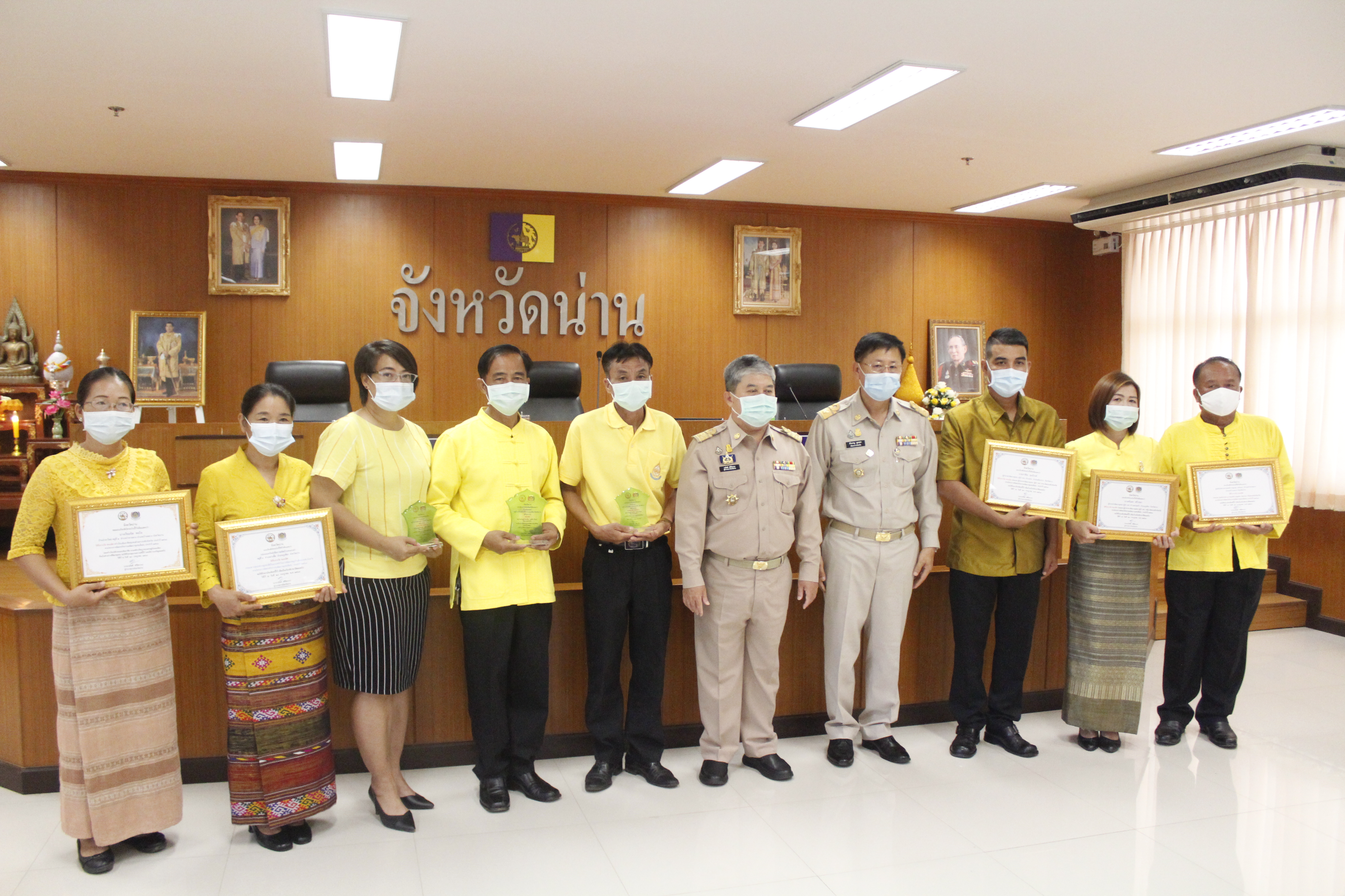 @น่าน : มอบโล่เกียรติคุณและประกาศเกียรติคุณเชิดชูเกียรติตามโครงการคัดสรรกิจกรรมพัฒนาชุมชนดีเด่น ประจำปี 2563