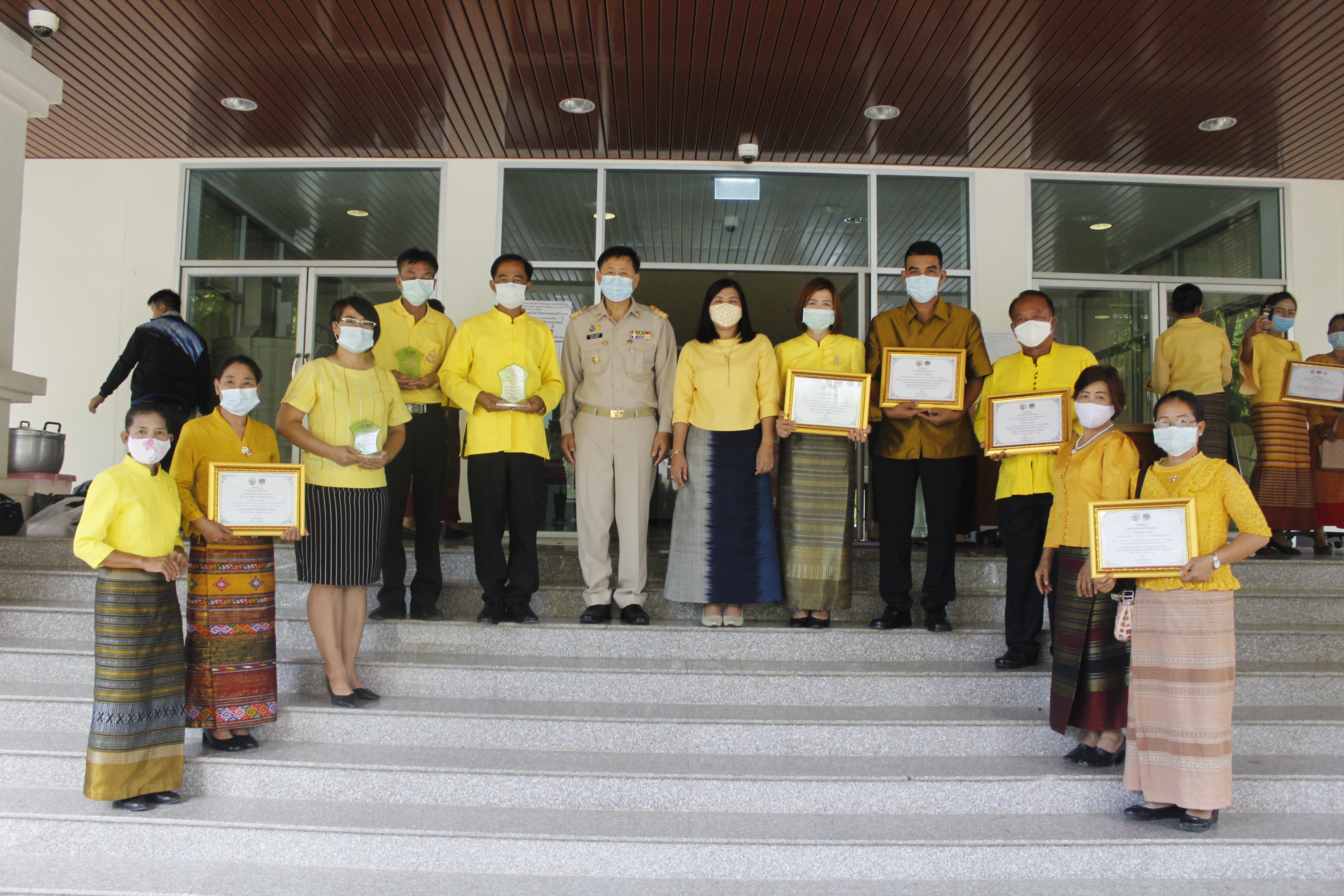 @น่าน : มอบโล่เกียรติคุณและประกาศเกียรติคุณเชิดชูเกียรติตามโครงการคัดสรรกิจกรรมพัฒนาชุมชนดีเด่น ประจำปี 2563