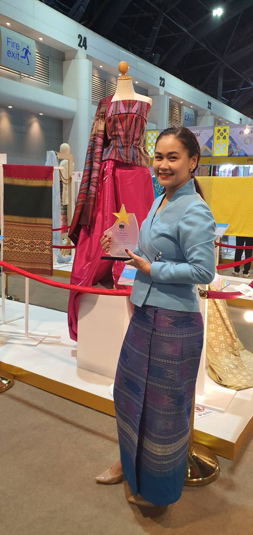 @น่าน : รับโล่รางวัลชนะเลิศการประกวดผ้าสืบสาน อนุรักษ์ศิลป์ผ้าถิ่นไทย ดำรงไว้ในแผ่นดิน