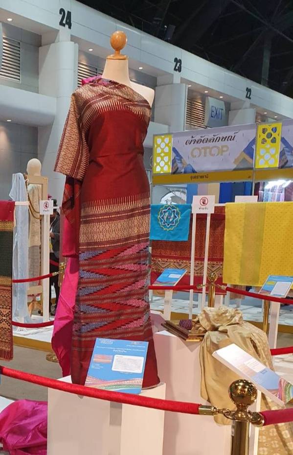 @น่าน : รับโล่รางวัลชนะเลิศการประกวดผ้าสืบสาน อนุรักษ์ศิลป์ผ้าถิ่นไทย ดำรงไว้ในแผ่นดิน