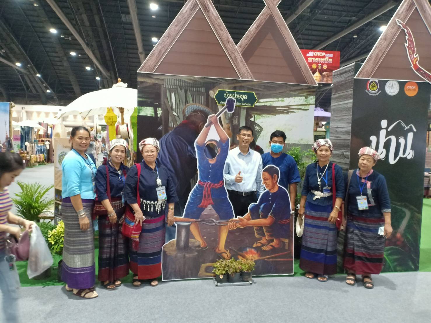 @น่าน : รับโล่รางวัลชนะเลิศการประกวดผ้าสืบสาน อนุรักษ์ศิลป์ผ้าถิ่นไทย ดำรงไว้ในแผ่นดิน