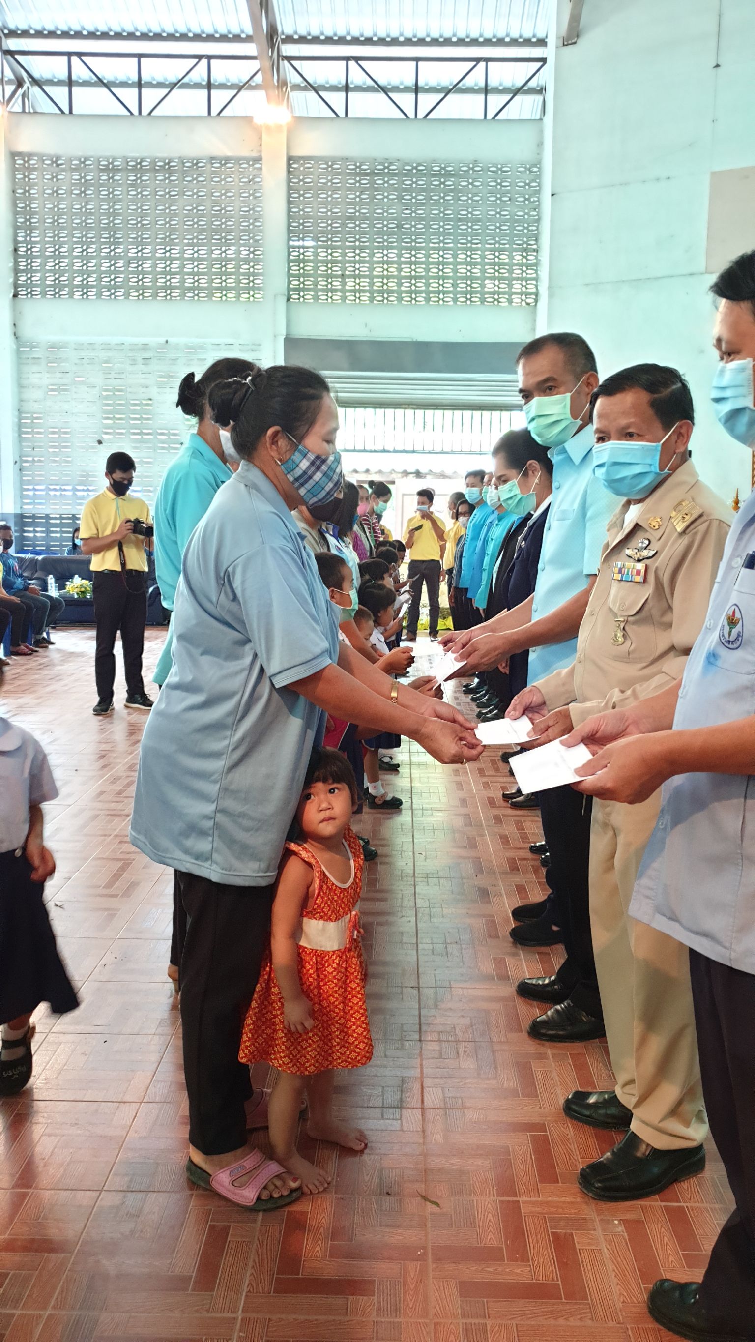 @น่าน : มอบเงินทุนอุปการะเด็กกองทุนพัฒนาเด็กชนบทจังหวัดน่าน