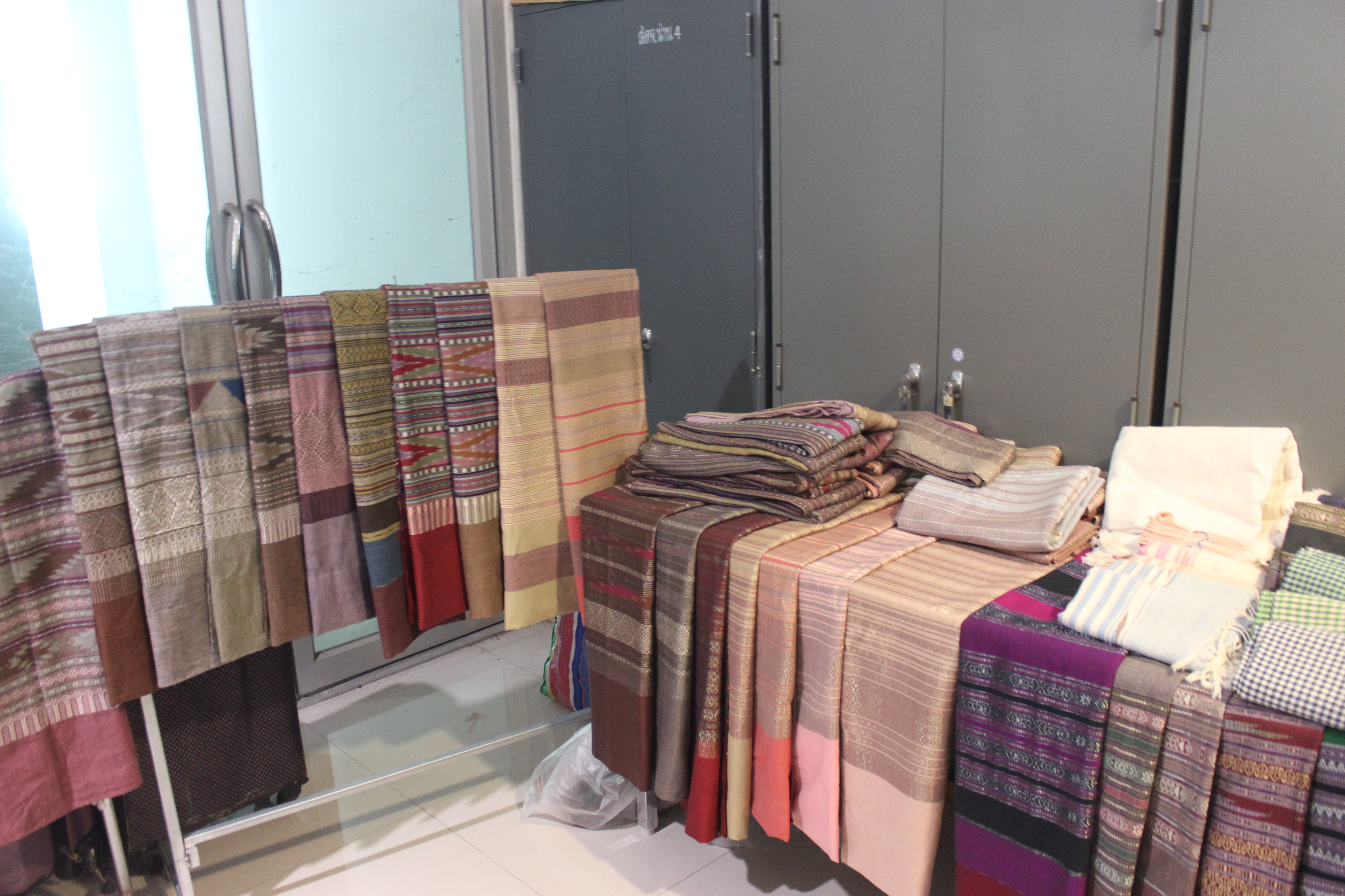 @น่าน : สนองรับมาตรการส่งเสริมและสนับสนุนการใช้และสวมใส่ผ้าไทย