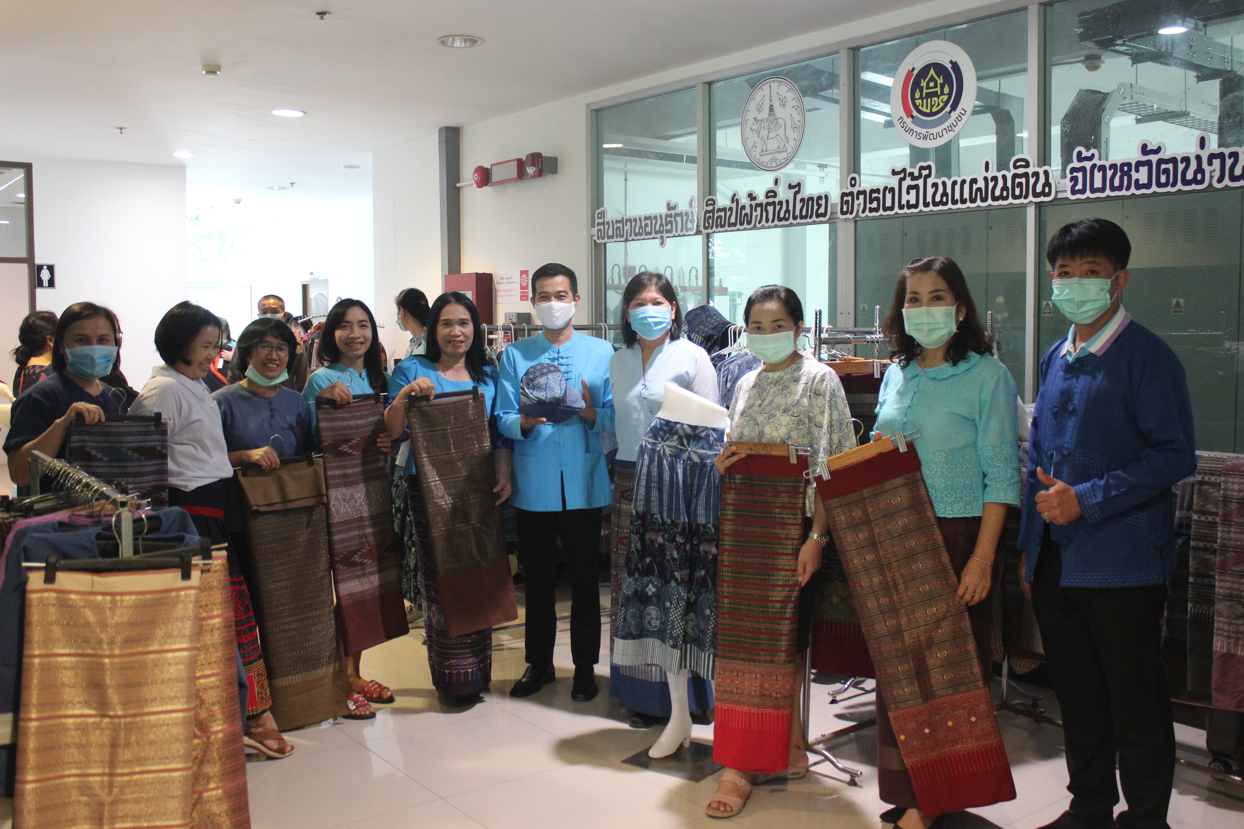 @น่าน : สนองรับมาตรการส่งเสริมและสนับสนุนการใช้และสวมใส่ผ้าไทย
