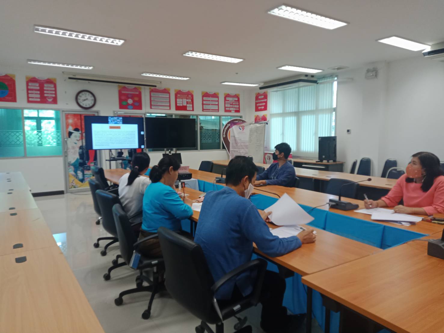 @น่าน : ประชุมชี้แจงการดำเนินงานโครงการส่งเสริมนักการตลาดรุ่นใหม่ (OTOP)  และโครงการชุมชนท่องเที่ยว OTOP นวัตวิถีผ่านระบบวีดิทัศน์ทางไกล