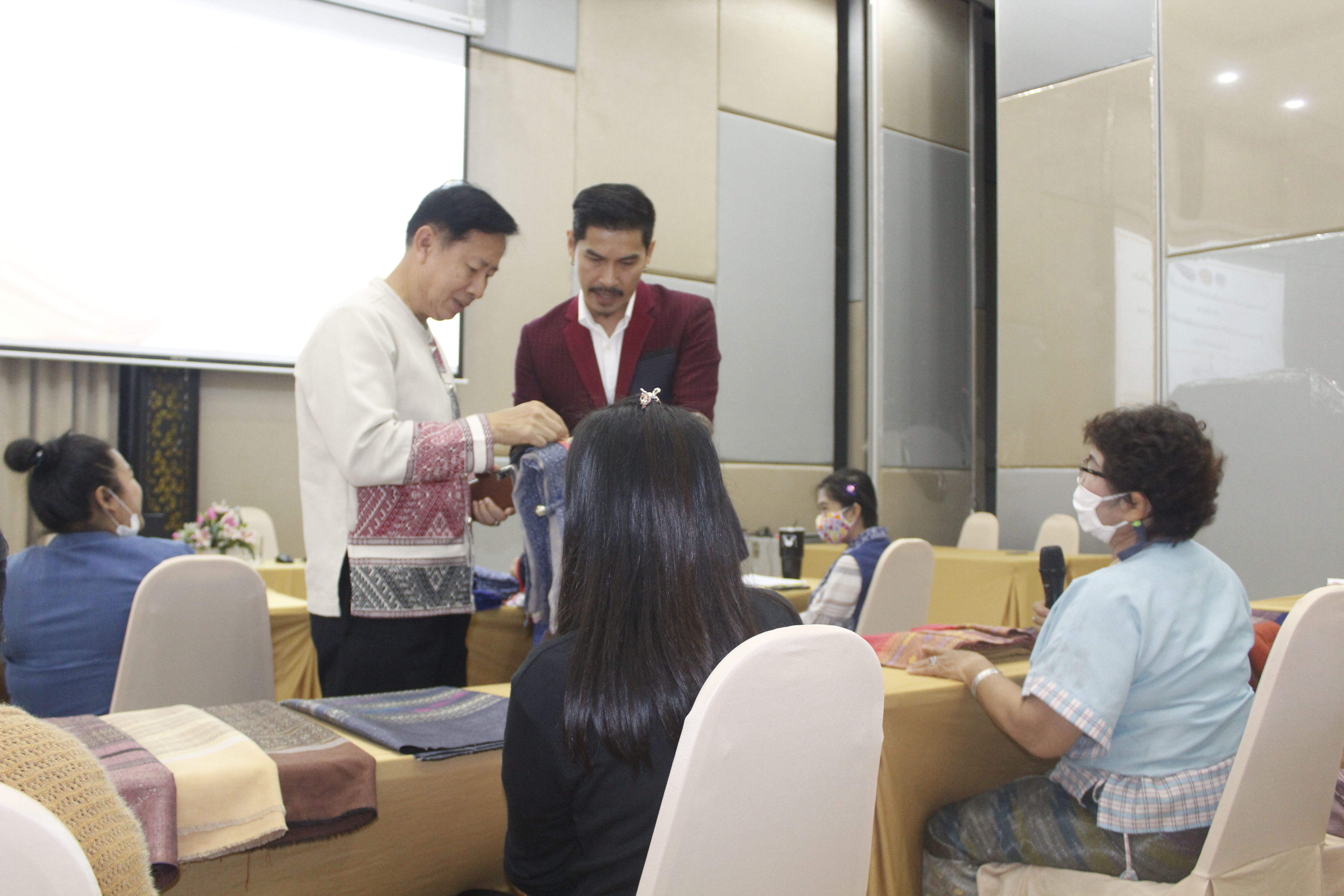 @น่าน : โครงการออกแบบและพัฒนาผลิตภัณฑ์ OTOP ผ้าไทยและผ้าพื้นเมือง