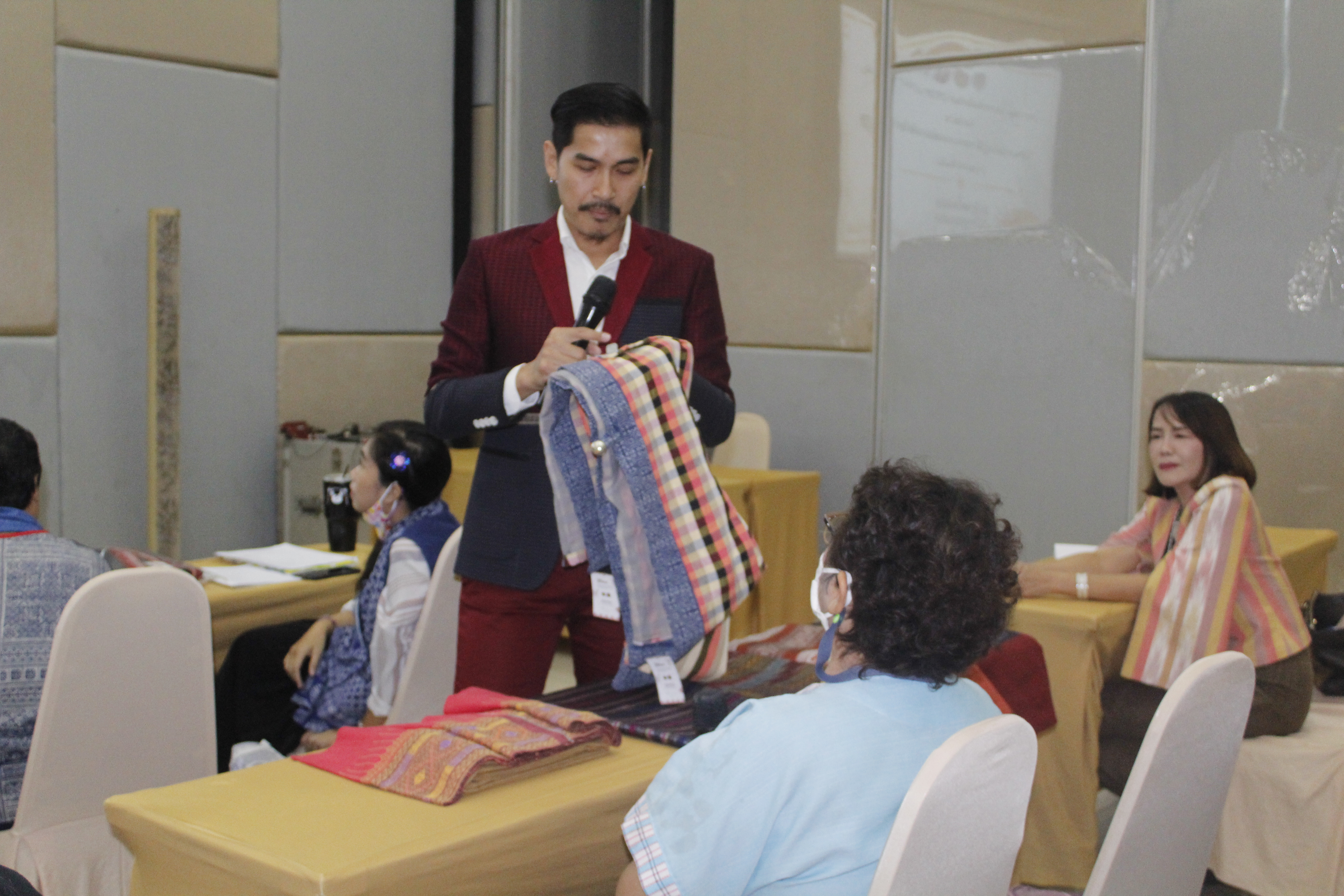 @น่าน : โครงการออกแบบและพัฒนาผลิตภัณฑ์ OTOP ผ้าไทยและผ้าพื้นเมือง