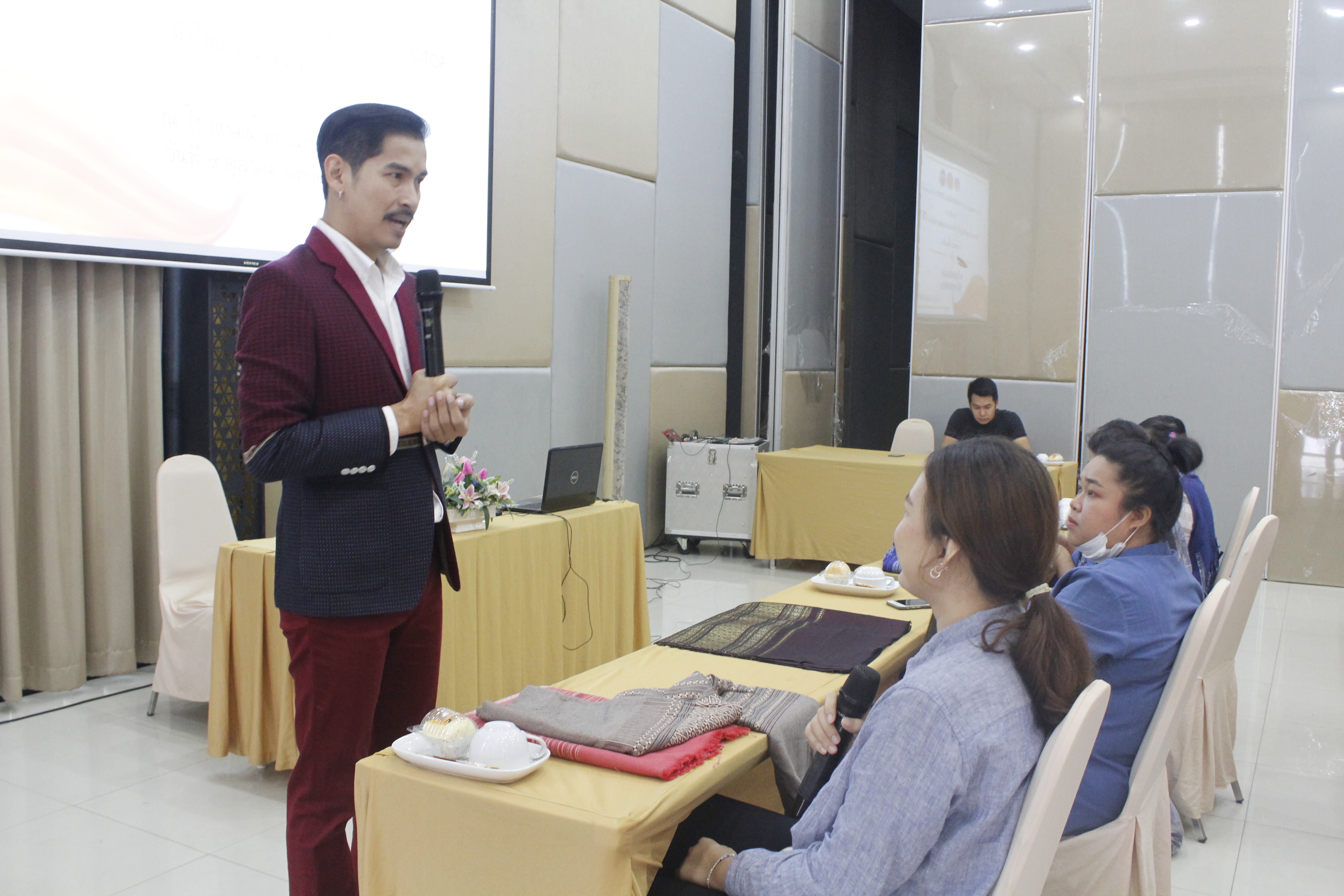 @น่าน : โครงการออกแบบและพัฒนาผลิตภัณฑ์ OTOP ผ้าไทยและผ้าพื้นเมือง