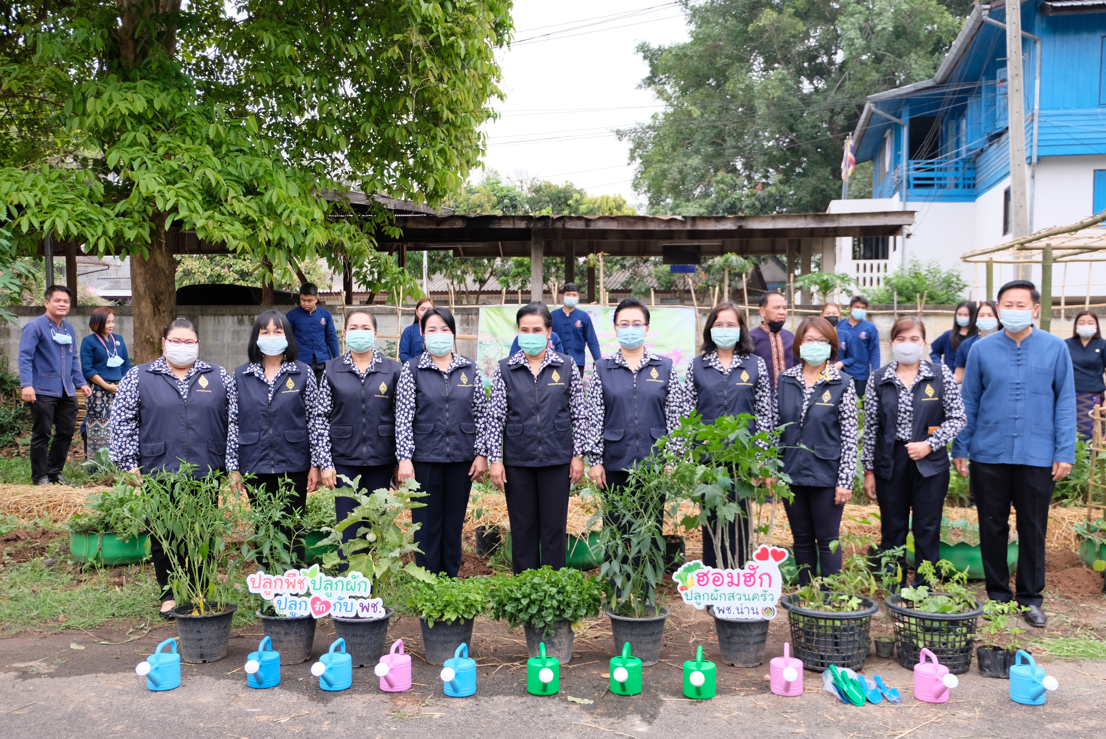 ผู้ว่าราชการจังหวัดน่านพร้อมนายกเหล่ากาชาดจังหวัดน่าน ร่วมกิจกรรมปลูกผักสวนครัว สร้างความมั่นคงทางอาหาร