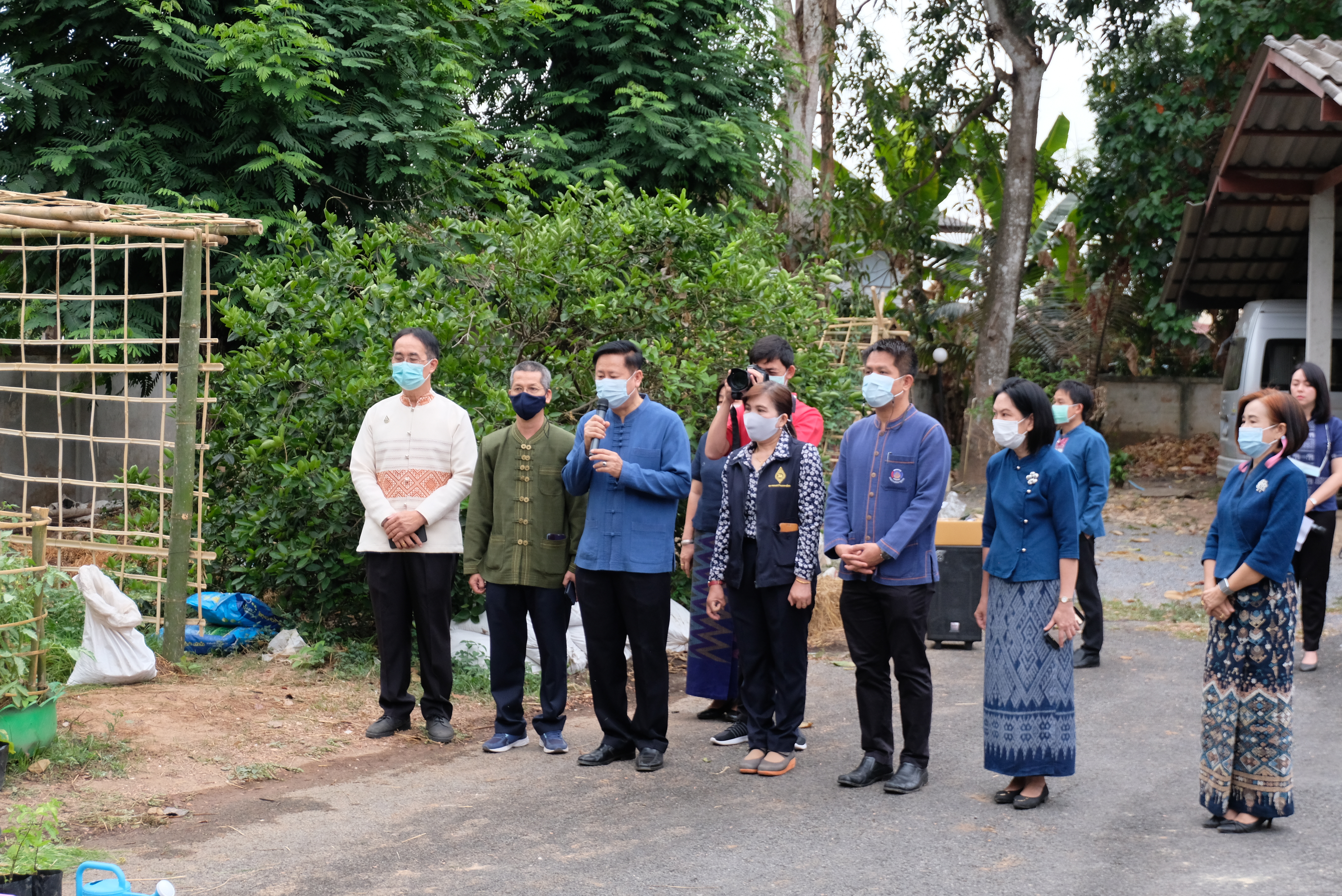 ผู้ว่าราชการจังหวัดน่านพร้อมนายกเหล่ากาชาดจังหวัดน่าน ร่วมกิจกรรมปลูกผักสวนครัว สร้างความมั่นคงทางอาหาร