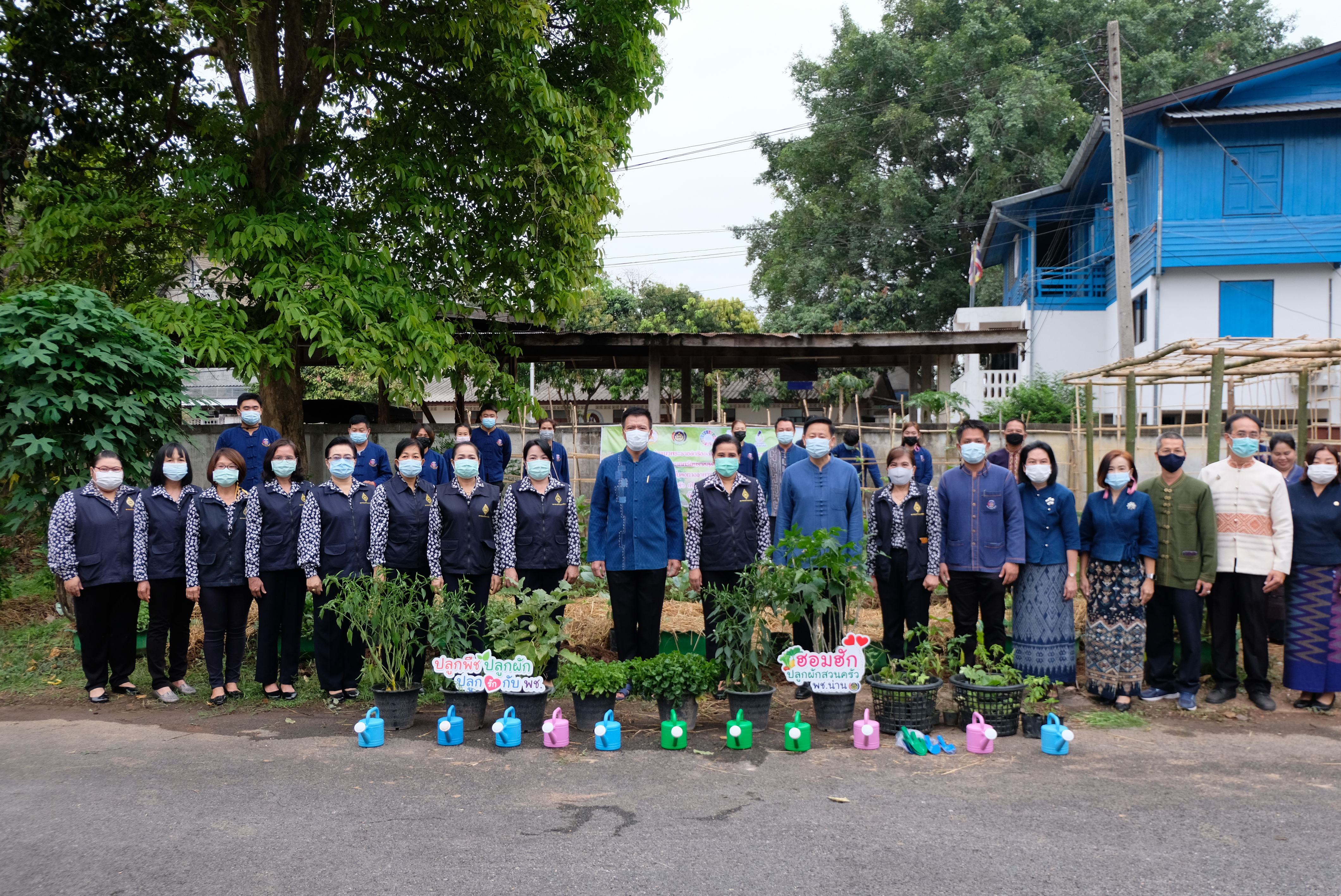 ผู้ว่าราชการจังหวัดน่านพร้อมนายกเหล่ากาชาดจังหวัดน่าน ร่วมกิจกรรมปลูกผักสวนครัว สร้างความมั่นคงทางอาหาร