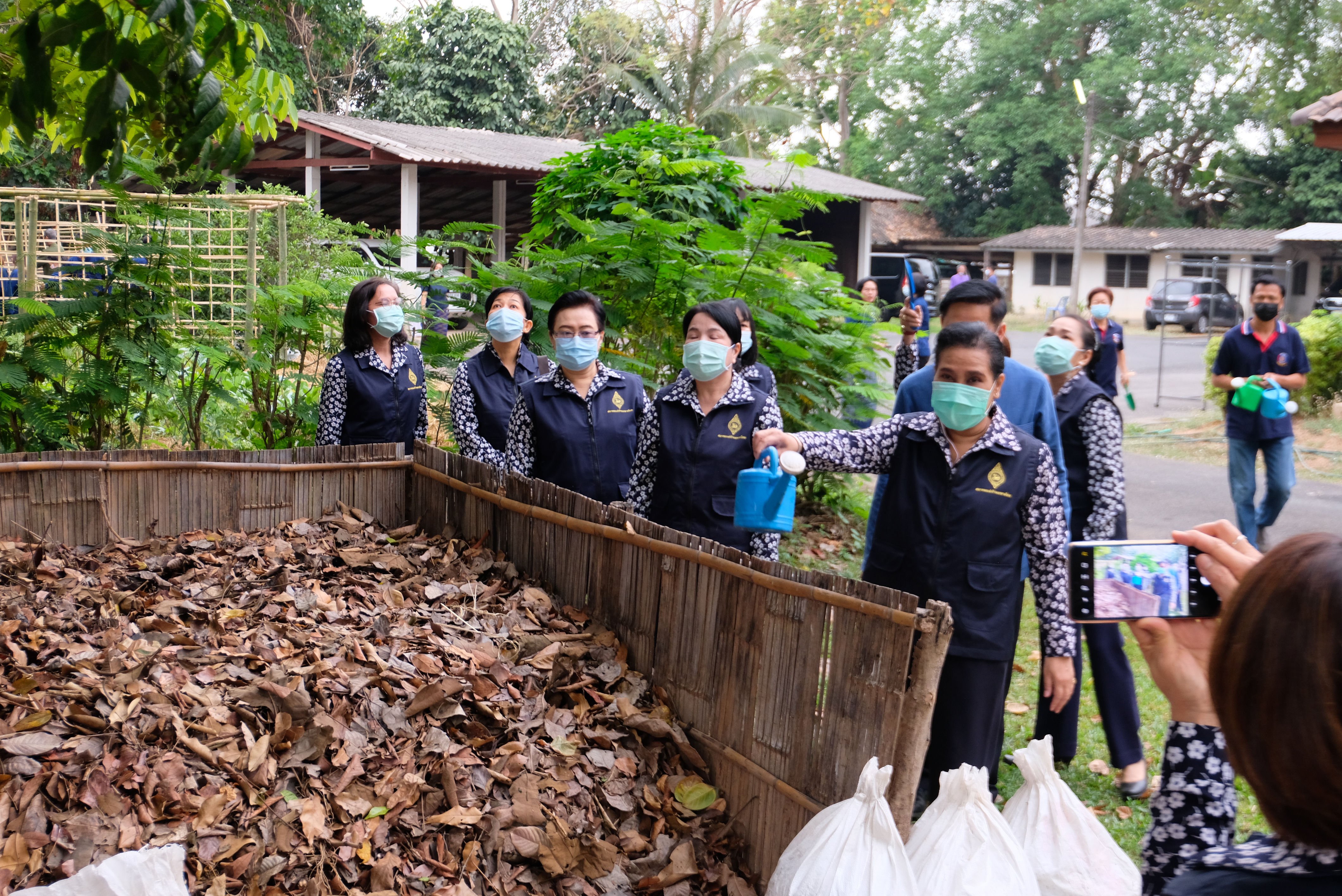 ผู้ว่าราชการจังหวัดน่านพร้อมนายกเหล่ากาชาดจังหวัดน่าน ร่วมกิจกรรมปลูกผักสวนครัว สร้างความมั่นคงทางอาหาร