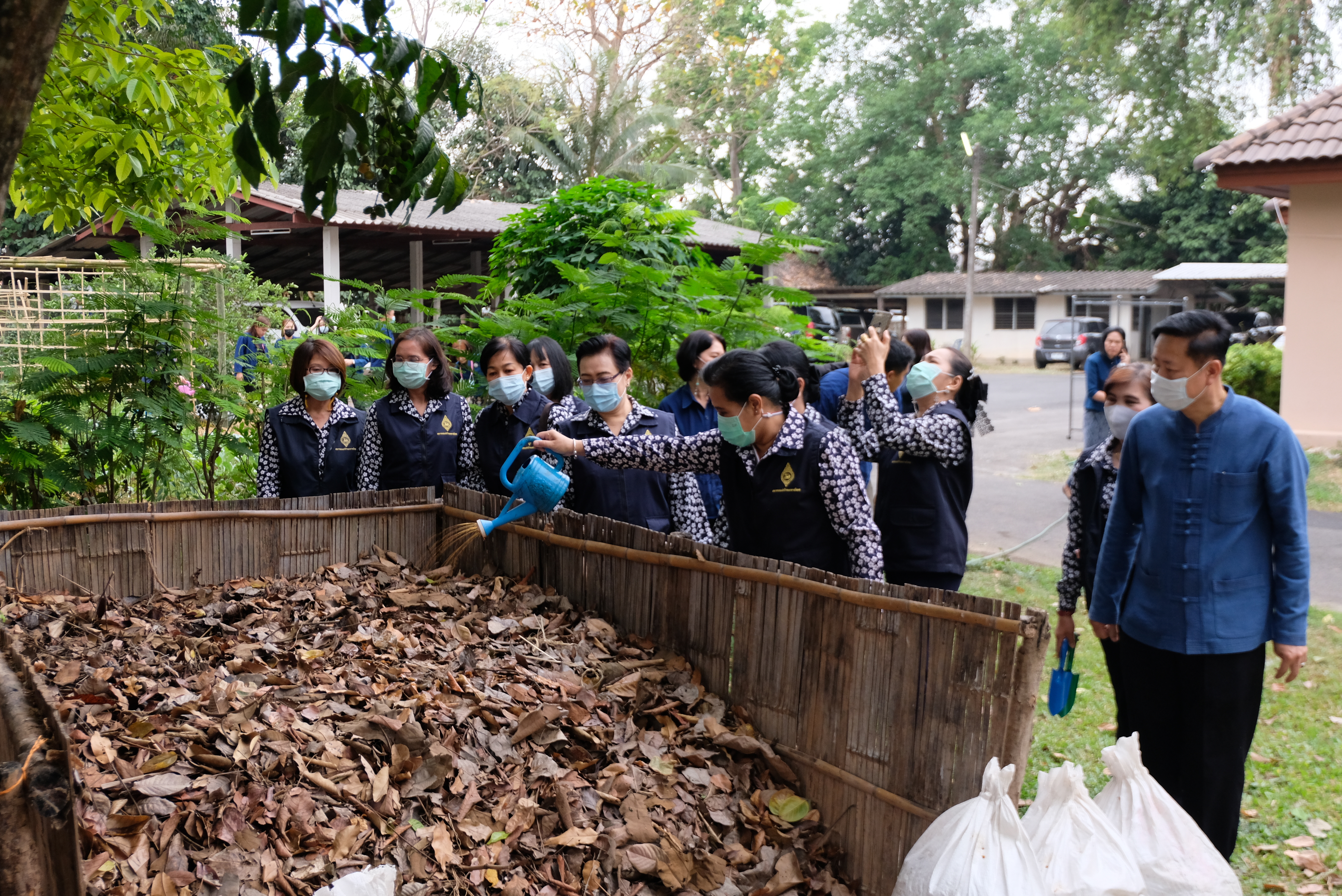 ผู้ว่าราชการจังหวัดน่านพร้อมนายกเหล่ากาชาดจังหวัดน่าน ร่วมกิจกรรมปลูกผักสวนครัว สร้างความมั่นคงทางอาหาร