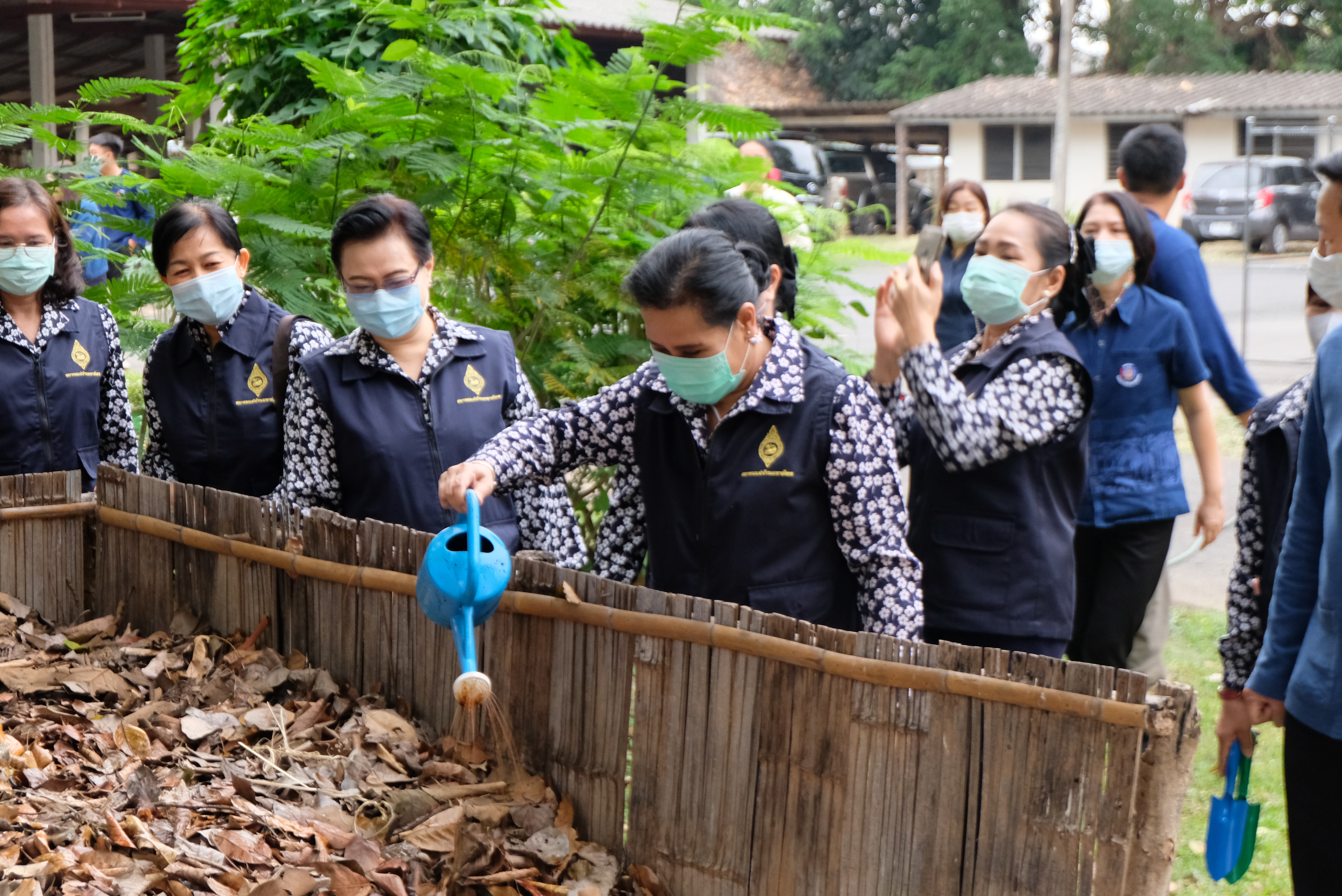 ผู้ว่าราชการจังหวัดน่านพร้อมนายกเหล่ากาชาดจังหวัดน่าน ร่วมกิจกรรมปลูกผักสวนครัว สร้างความมั่นคงทางอาหาร