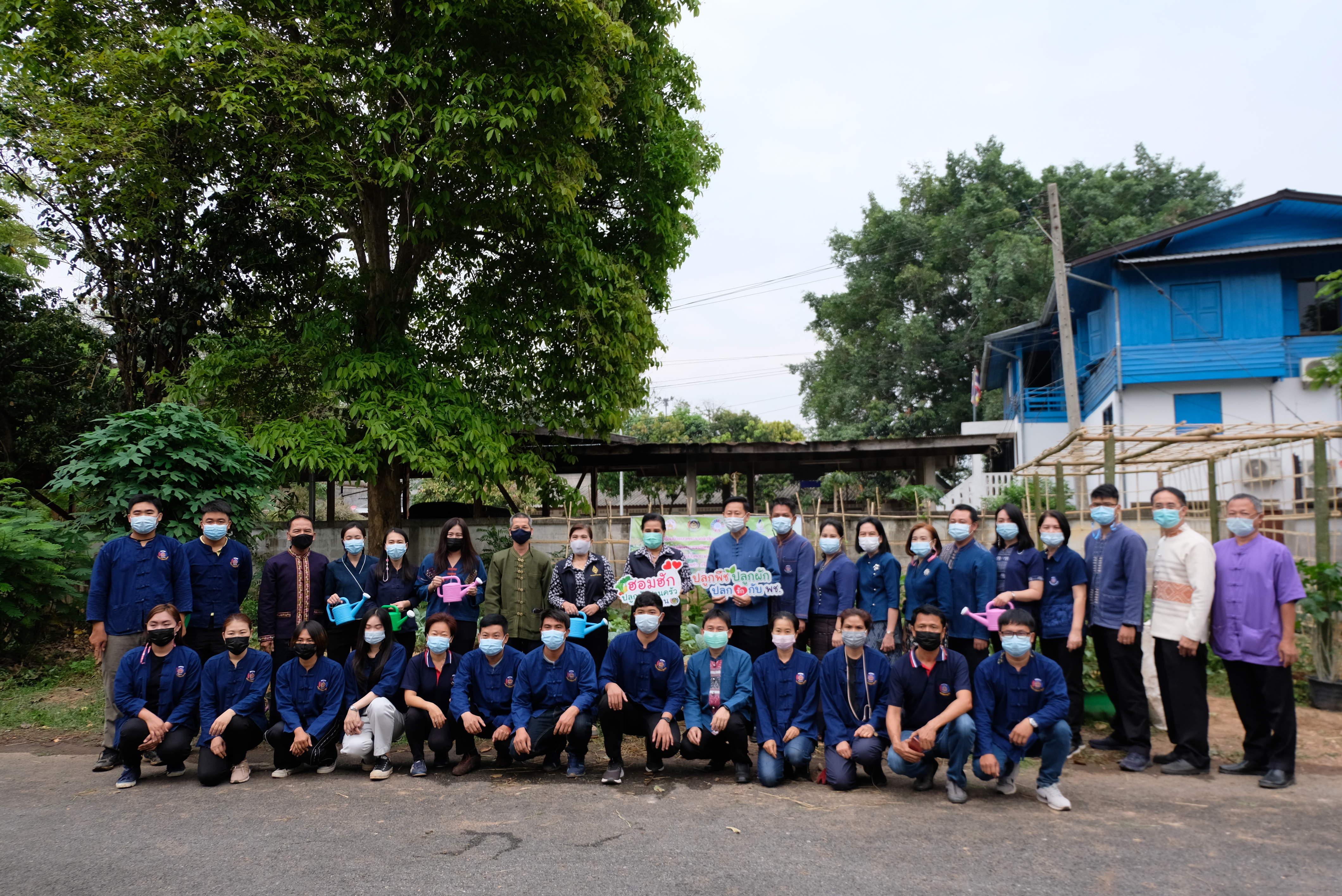 ผู้ว่าราชการจังหวัดน่านพร้อมนายกเหล่ากาชาดจังหวัดน่าน ร่วมกิจกรรมปลูกผักสวนครัว สร้างความมั่นคงทางอาหาร