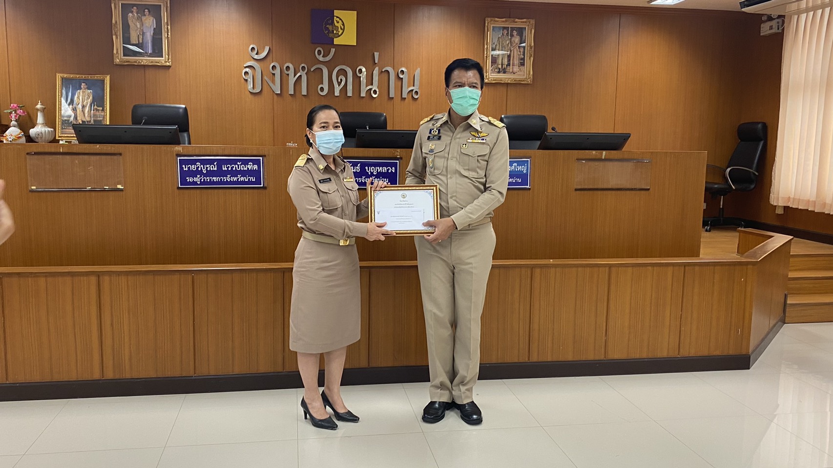 @พช.น่าน : มอบเกียรติบัตรพร้อมเงินรางวัลผลการตัดสินการประกวดร้านนิทรรศการในงานประจำปีและของดีเมืองน่าน ประจำปี 2564