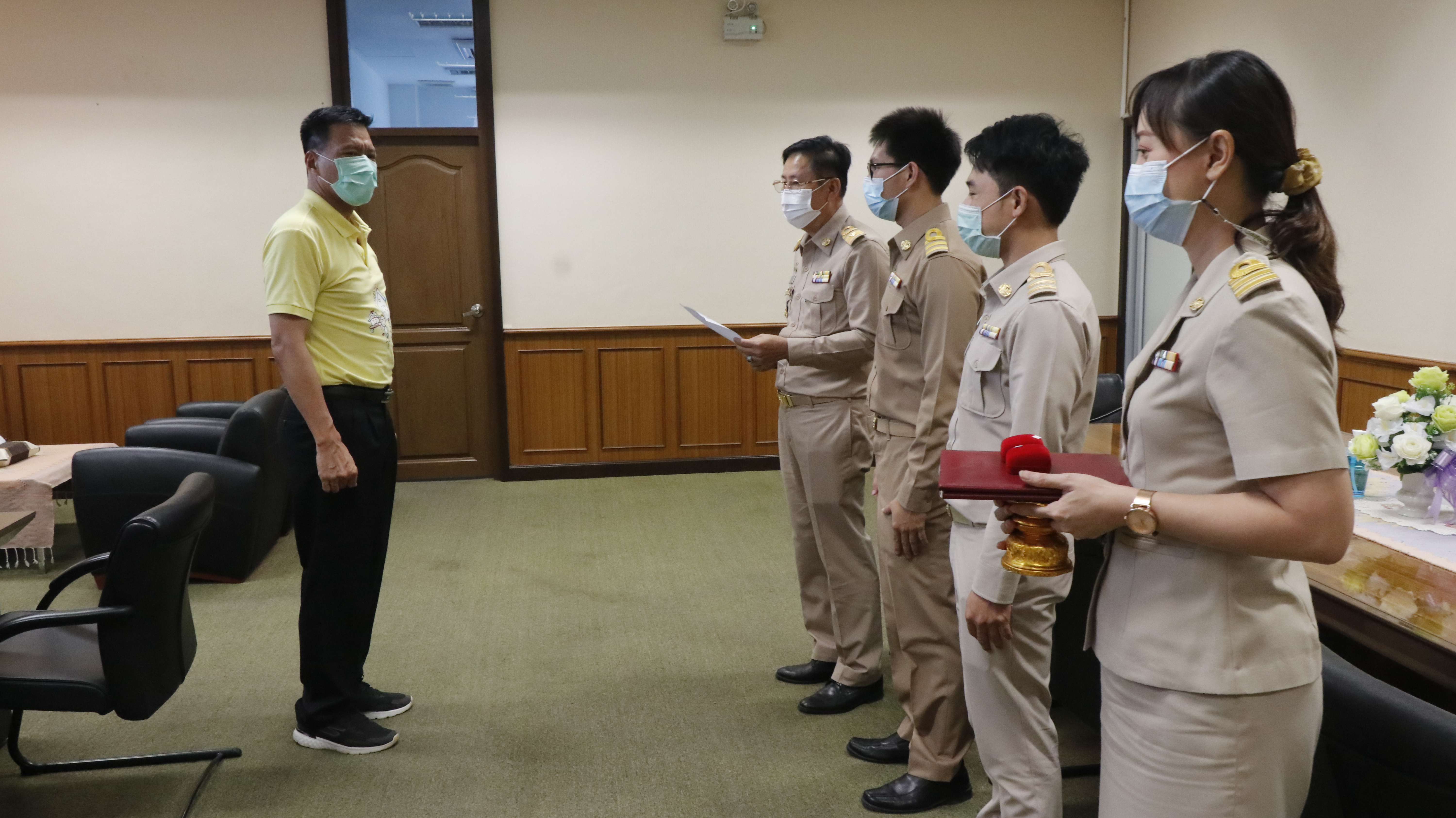 ผู้ว่าราชการจังหวัดน่าน มอบใบประกาศและเข็มวิทยฐานะแก่ข้าราชการกรมการพัฒนาชุมชนที่ผ่านโครงการพัฒนาข้าราชการที่อยู่ระหว่างการทดลองปฏิบัติหน้าที่ราชการ