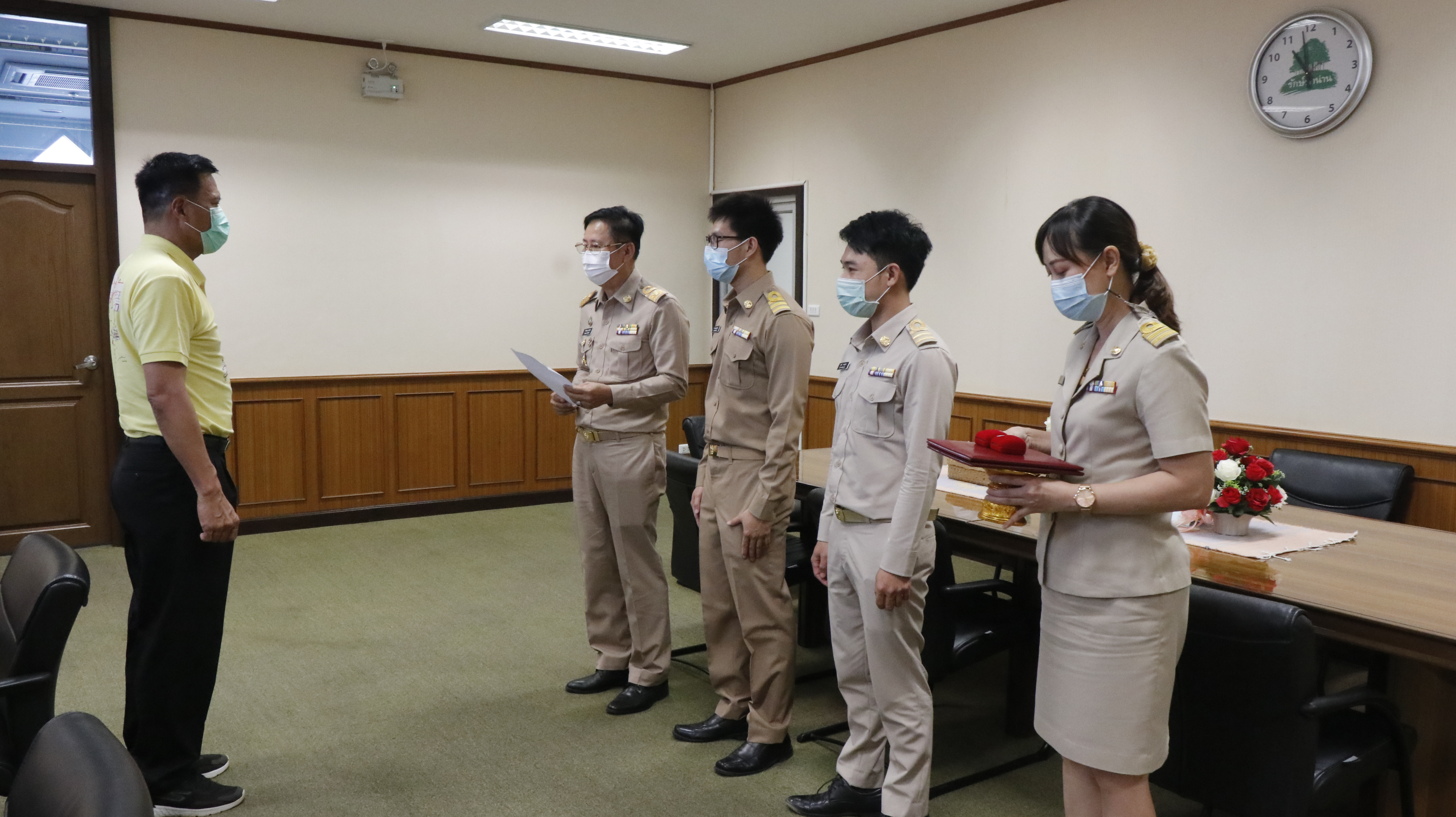 ผู้ว่าราชการจังหวัดน่าน มอบใบประกาศและเข็มวิทยฐานะแก่ข้าราชการกรมการพัฒนาชุมชนที่ผ่านโครงการพัฒนาข้าราชการที่อยู่ระหว่างการทดลองปฏิบัติหน้าที่ราชการ