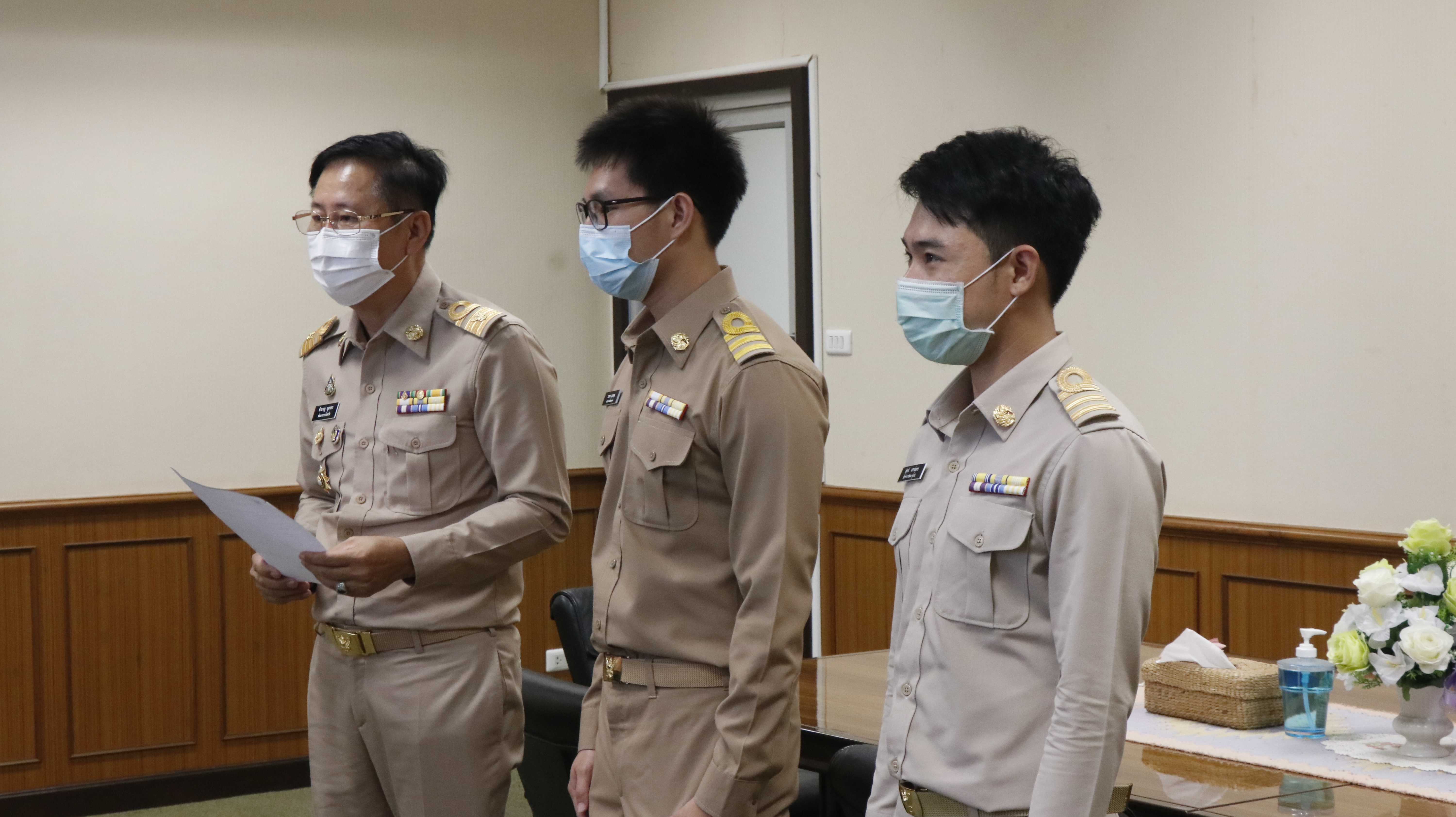 ผู้ว่าราชการจังหวัดน่าน มอบใบประกาศและเข็มวิทยฐานะแก่ข้าราชการกรมการพัฒนาชุมชนที่ผ่านโครงการพัฒนาข้าราชการที่อยู่ระหว่างการทดลองปฏิบัติหน้าที่ราชการ