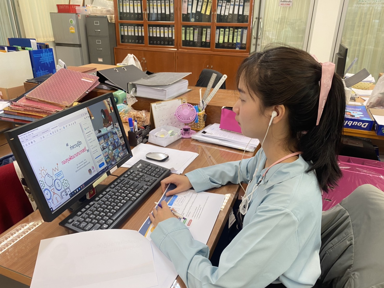 สำนักงานพัฒนาชุมชนจังหวัดน่าน ร่วมประชุมการพัฒนาบุคลากรให้มีประสิทธิภาพในการบริหารงานกองทุนพัฒนาบทบาทสตรี ผ่านระบบ Video Conference ระหว่างวันที่ 19-21 พฤษภาคม 2564