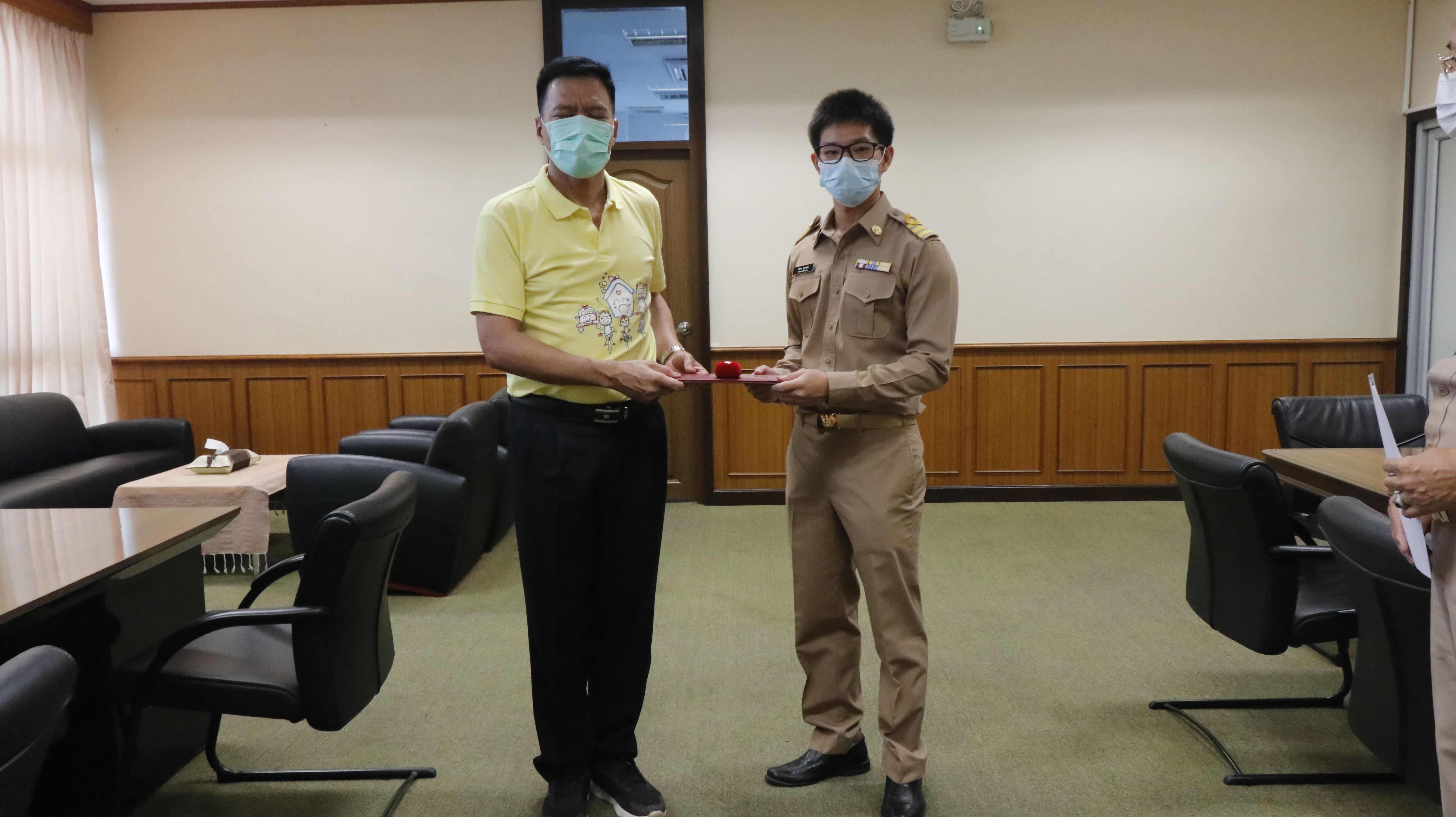 ผู้ว่าราชการจังหวัดน่าน มอบใบประกาศและเข็มวิทยฐานะแก่ข้าราชการกรมการพัฒนาชุมชนที่ผ่านโครงการพัฒนาข้าราชการที่อยู่ระหว่างการทดลองปฏิบัติหน้าที่ราชการ