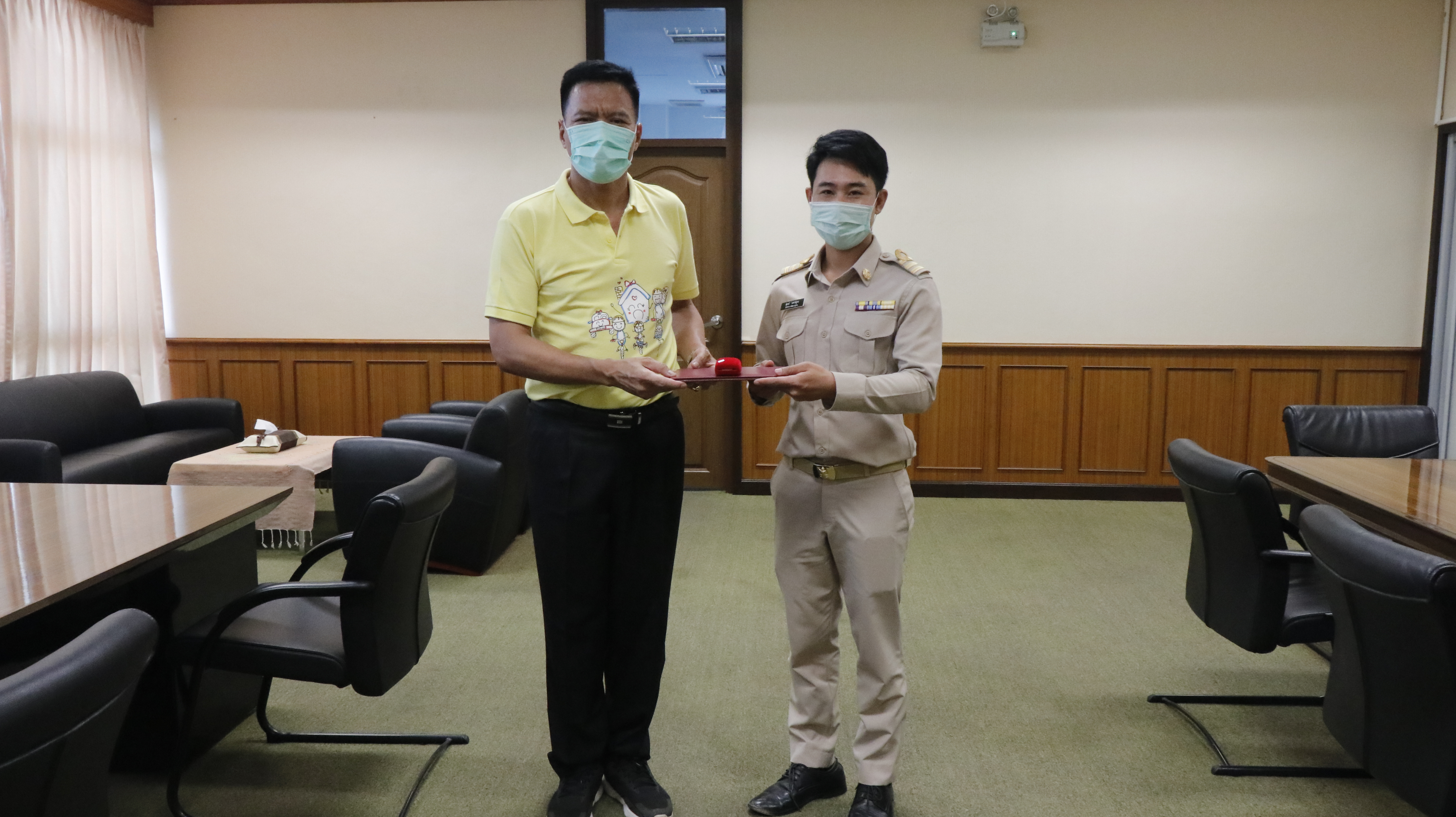 ผู้ว่าราชการจังหวัดน่าน มอบใบประกาศและเข็มวิทยฐานะแก่ข้าราชการกรมการพัฒนาชุมชนที่ผ่านโครงการพัฒนาข้าราชการที่อยู่ระหว่างการทดลองปฏิบัติหน้าที่ราชการ