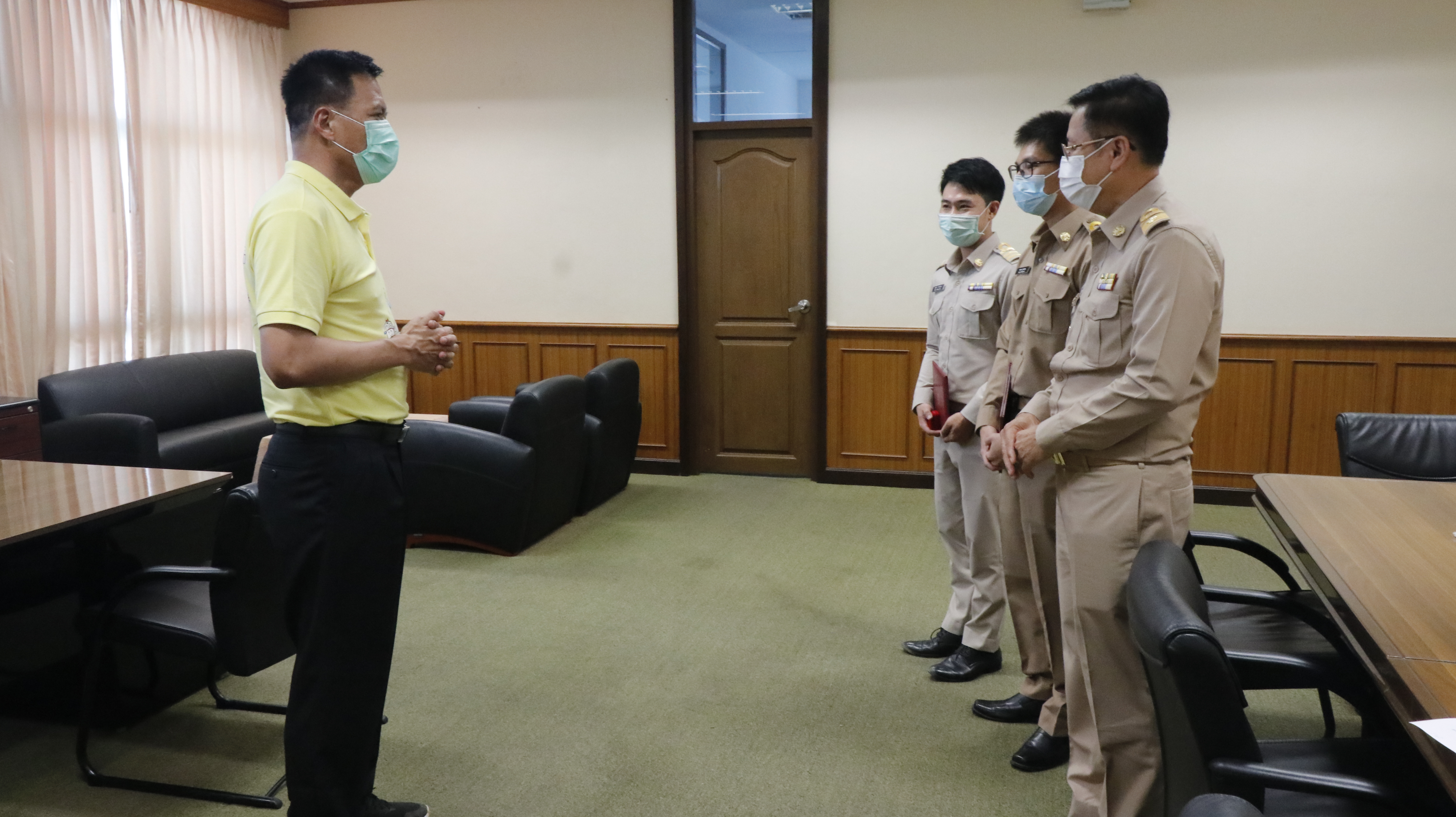 ผู้ว่าราชการจังหวัดน่าน มอบใบประกาศและเข็มวิทยฐานะแก่ข้าราชการกรมการพัฒนาชุมชนที่ผ่านโครงการพัฒนาข้าราชการที่อยู่ระหว่างการทดลองปฏิบัติหน้าที่ราชการ