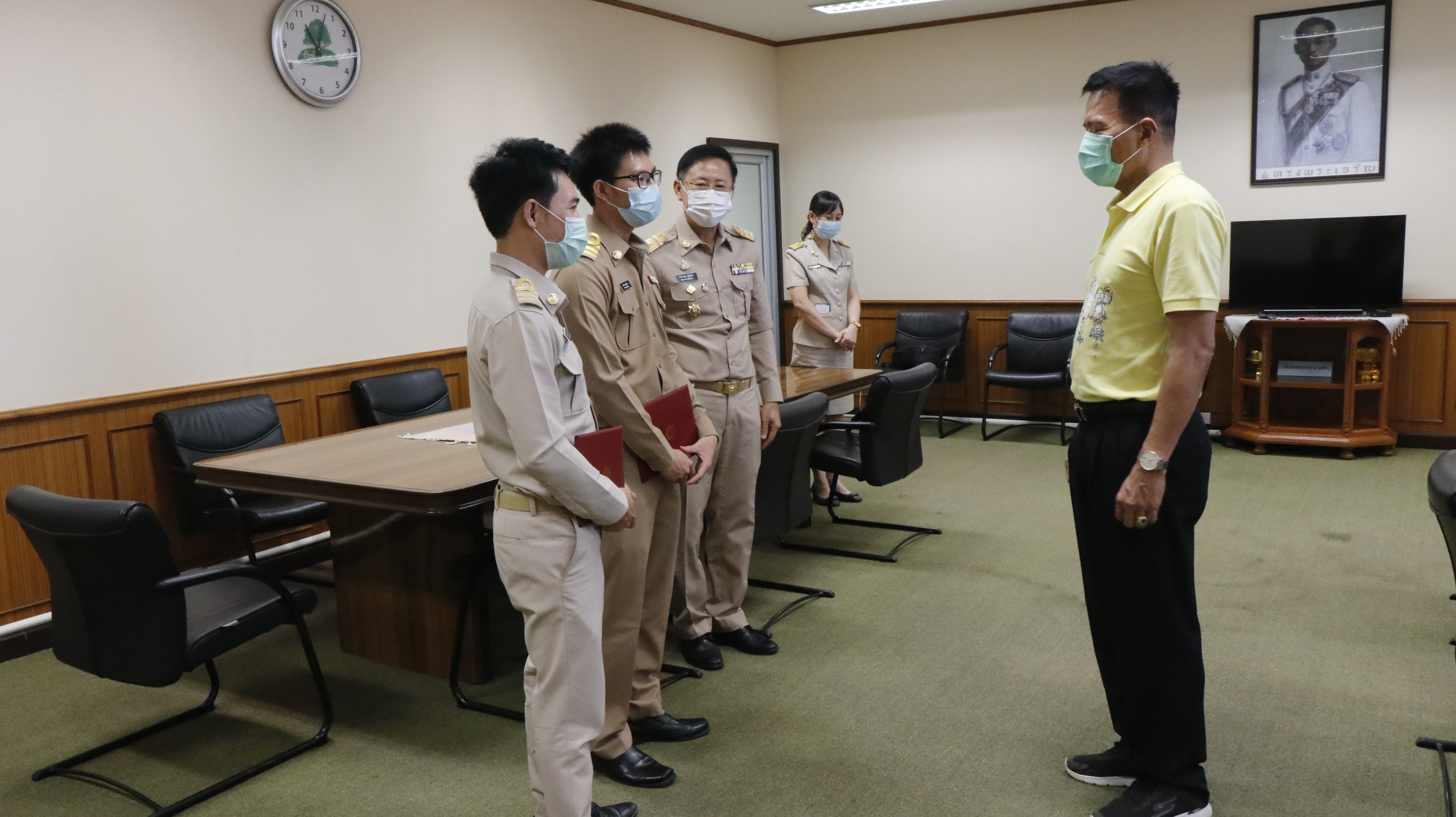 ผู้ว่าราชการจังหวัดน่าน มอบใบประกาศและเข็มวิทยฐานะแก่ข้าราชการกรมการพัฒนาชุมชนที่ผ่านโครงการพัฒนาข้าราชการที่อยู่ระหว่างการทดลองปฏิบัติหน้าที่ราชการ