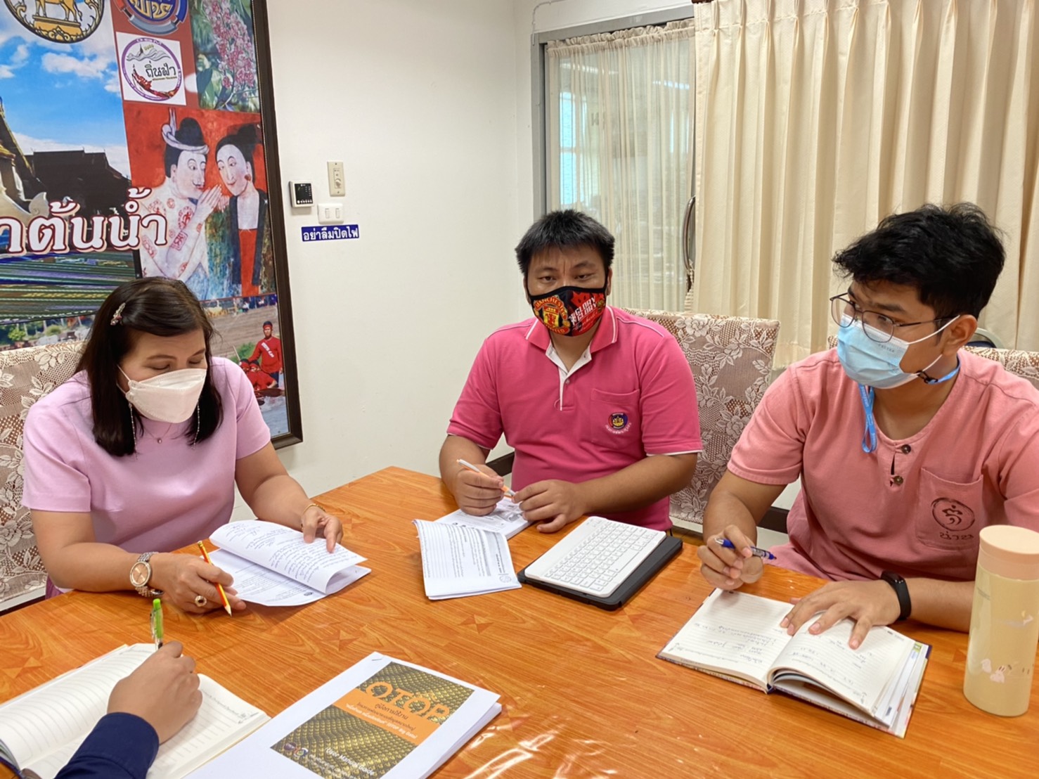 สำนักงานพัฒนาชุมชนจังหวัดน่าน ร่วมประชุมสร้างความรู้ความเข้าใจแก่ผู้ใช้งานระบบลงทะเบียนผู้ผลิต ผู้ประกอบการ OTOP โครงการพัฒนาระบบข้อมูลขนาดใหญ่ “หนึ่งตำบล หนึ่งผลิตภัณฑ์” ผ่านระบบออนไลน์ โดยโปรแกรม Google meet และผ่าน TV พช. จากห้อง War Room ชั้น 5 กรมการพัฒนาชุมชน