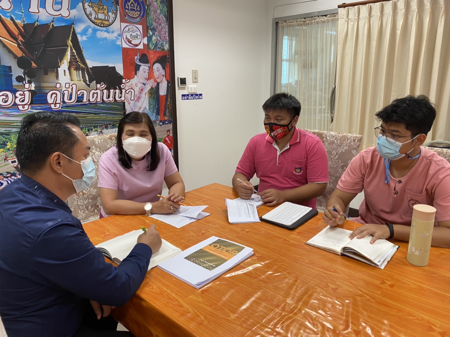 สำนักงานพัฒนาชุมชนจังหวัดน่าน ร่วมประชุมสร้างความรู้ความเข้าใจแก่ผู้ใช้งานระบบลงทะเบียนผู้ผลิต ผู้ประกอบการ OTOP โครงการพัฒนาระบบข้อมูลขนาดใหญ่ “หนึ่งตำบล หนึ่งผลิตภัณฑ์” ผ่านระบบออนไลน์ โดยโปรแกรม Google meet และผ่าน TV พช. จากห้อง War Room ชั้น 5 กรมการพัฒนาชุมชน