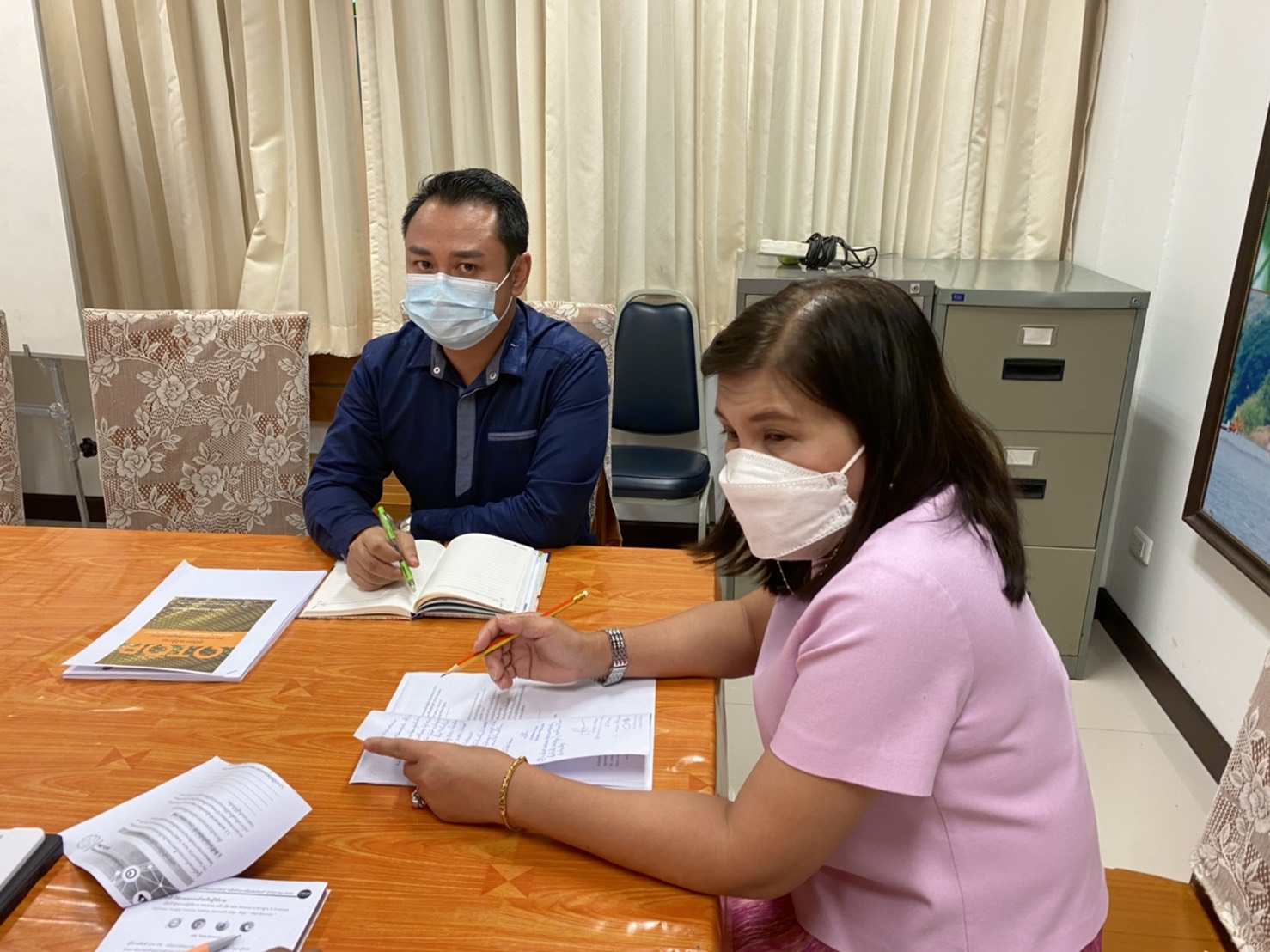 สำนักงานพัฒนาชุมชนจังหวัดน่าน ร่วมประชุมสร้างความรู้ความเข้าใจแก่ผู้ใช้งานระบบลงทะเบียนผู้ผลิต ผู้ประกอบการ OTOP โครงการพัฒนาระบบข้อมูลขนาดใหญ่ “หนึ่งตำบล หนึ่งผลิตภัณฑ์” ผ่านระบบออนไลน์ โดยโปรแกรม Google meet และผ่าน TV พช. จากห้อง War Room ชั้น 5 กรมการพัฒนาชุมชน