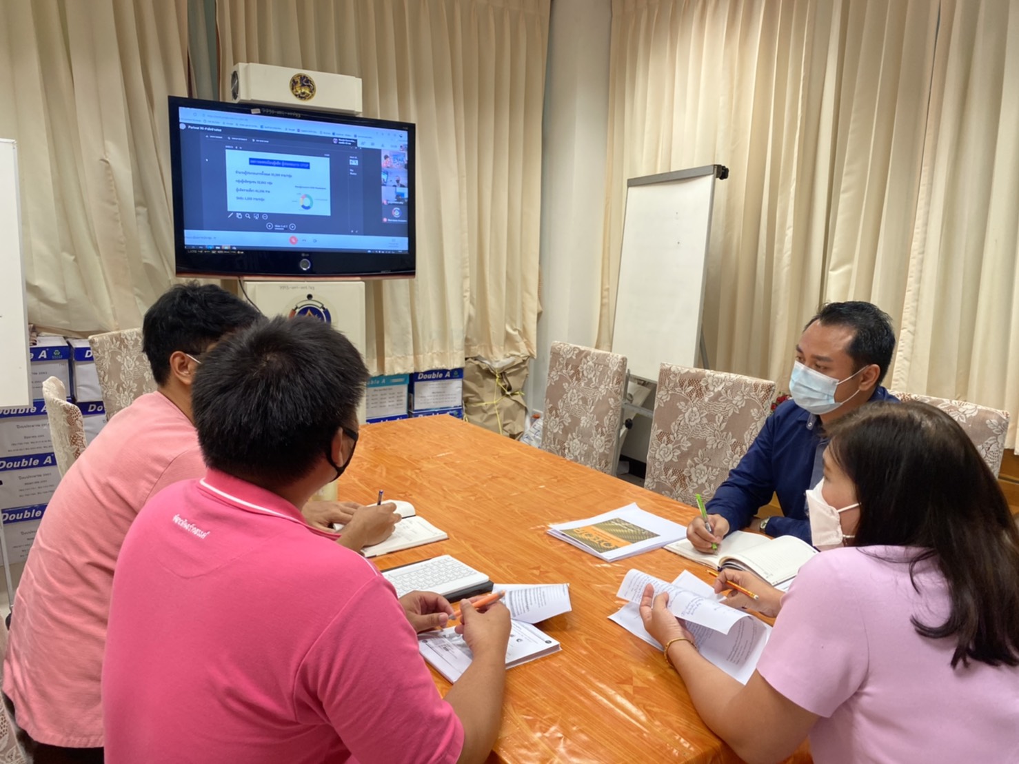 สำนักงานพัฒนาชุมชนจังหวัดน่าน ร่วมประชุมสร้างความรู้ความเข้าใจแก่ผู้ใช้งานระบบลงทะเบียนผู้ผลิต ผู้ประกอบการ OTOP โครงการพัฒนาระบบข้อมูลขนาดใหญ่ “หนึ่งตำบล หนึ่งผลิตภัณฑ์” ผ่านระบบออนไลน์ โดยโปรแกรม Google meet และผ่าน TV พช. จากห้อง War Room ชั้น 5 กรมการพัฒนาชุมชน