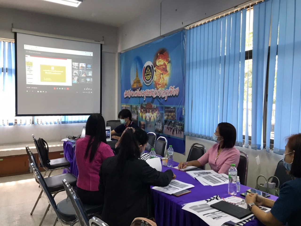 สำนักงานพัฒนาชุมชนจังหวัดน่าน ดำเนินโครงการพัฒนาระบบบริหารจัดการกองทุนและการประเมินผลทุนหมุนเวียน กิจกรรมที่ 1 ประชุมเชิงปฏิบัติการพัฒนาระบบบริหารจัดการกองทุนพัฒนาบทบาทสตรี และสร้างความรู้ ความเข้าใจ ในการประเมินผลทุนหมุนเวียนกองทุนพัฒนาบทบาทสตรี ประจำปีงบประมาณ พ.ศ.2564 ผ่านระบบออนไลน์ โดยโปรแกรม Google meet