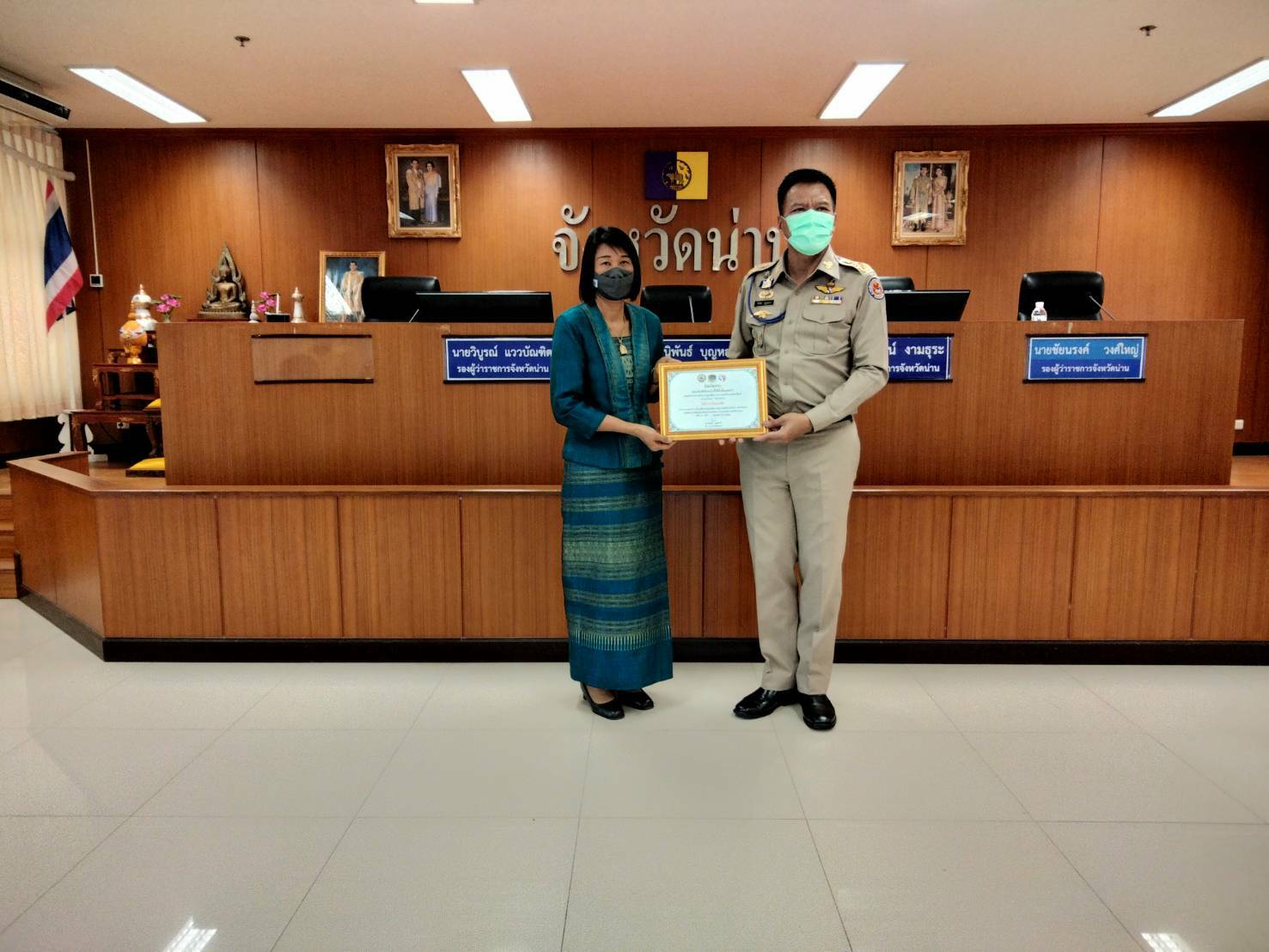 พช. น่าน มอบรางวัลและใบประกาศเกียรติบัตรเพื่อเชิดชูเกียรติ การน้อมนำแนวพระราชดำริของสมเด็จพระกนิษฐาธิราชเจ้ากรมสมเด็จพระเทพรัตนราชสุดาฯ สยามบรมราชกุมารี สร้างความมั่นคงทางอาหารสู่ปฏิบัติการ 90 วัน ปลูกผักสวนครัวเพื่อสร้างความมั่นคงทางอาหาร รอบ 2 และโครงการเชิดชูเกียรติคนกองทุนพัฒนาบทบาทสตรี ประจำปี 2564 ระดับจังหวัด