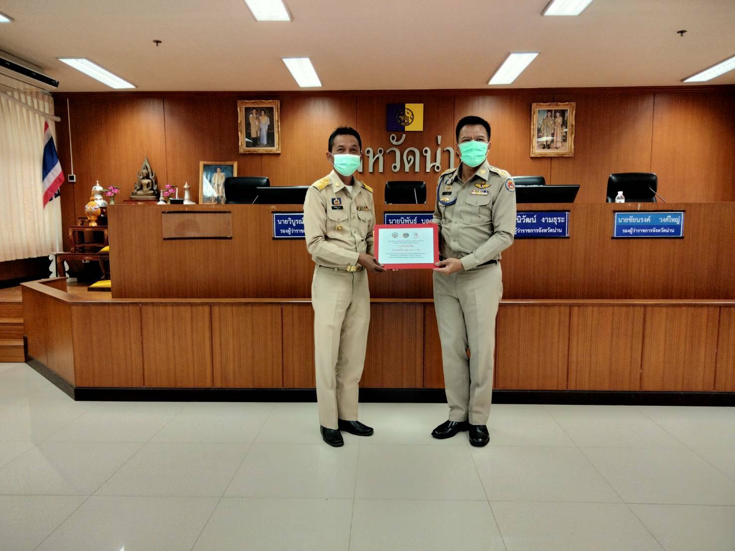 พช. น่าน มอบรางวัลและใบประกาศเกียรติบัตรเพื่อเชิดชูเกียรติ การน้อมนำแนวพระราชดำริของสมเด็จพระกนิษฐาธิราชเจ้ากรมสมเด็จพระเทพรัตนราชสุดาฯ สยามบรมราชกุมารี สร้างความมั่นคงทางอาหารสู่ปฏิบัติการ 90 วัน ปลูกผักสวนครัวเพื่อสร้างความมั่นคงทางอาหาร รอบ 2 และโครงการเชิดชูเกียรติคนกองทุนพัฒนาบทบาทสตรี ประจำปี 2564 ระดับจังหวัด