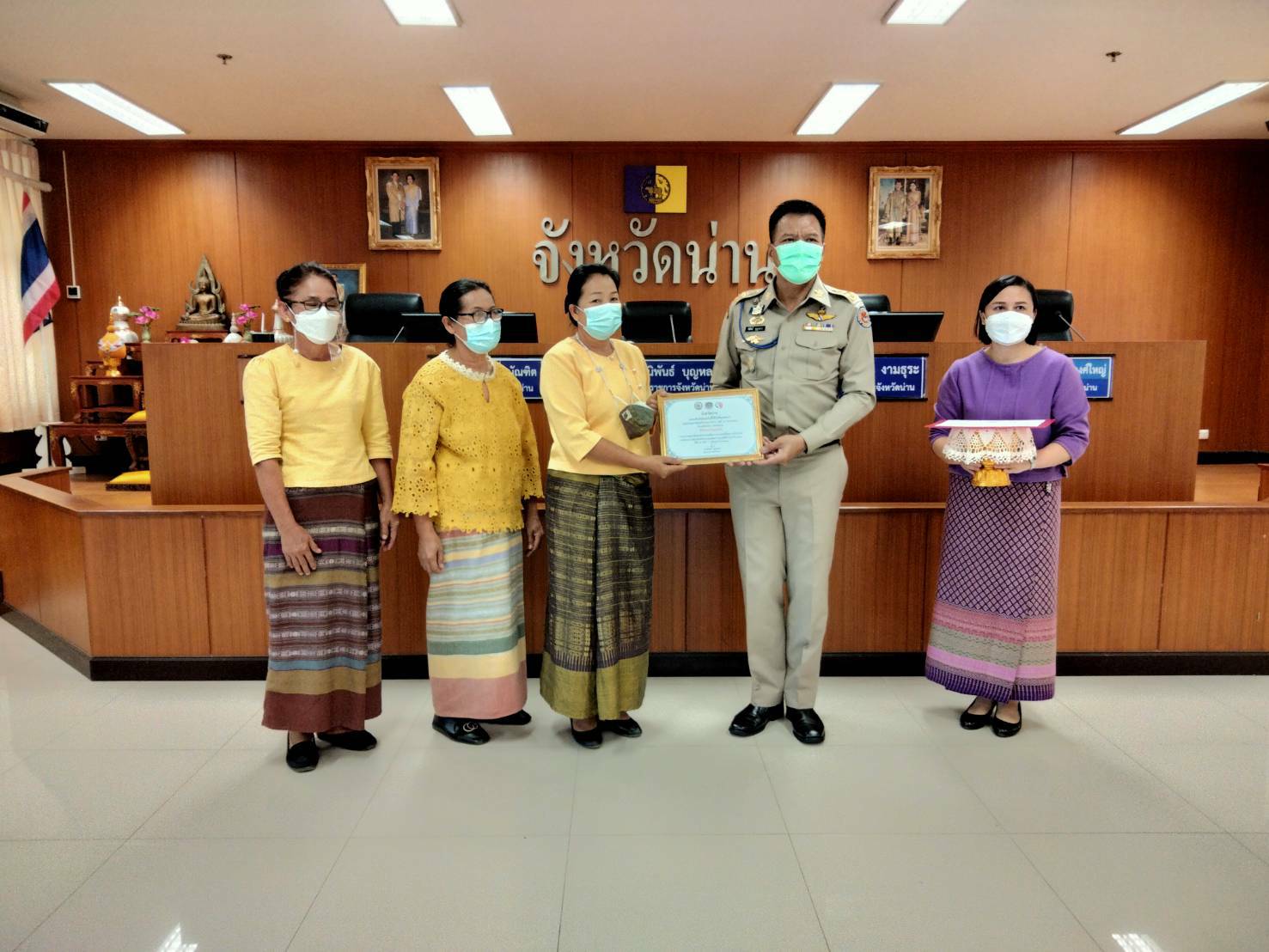 พช. น่าน มอบรางวัลและใบประกาศเกียรติบัตรเพื่อเชิดชูเกียรติ การน้อมนำแนวพระราชดำริของสมเด็จพระกนิษฐาธิราชเจ้ากรมสมเด็จพระเทพรัตนราชสุดาฯ สยามบรมราชกุมารี สร้างความมั่นคงทางอาหารสู่ปฏิบัติการ 90 วัน ปลูกผักสวนครัวเพื่อสร้างความมั่นคงทางอาหาร รอบ 2 และโครงการเชิดชูเกียรติคนกองทุนพัฒนาบทบาทสตรี ประจำปี 2564 ระดับจังหวัด