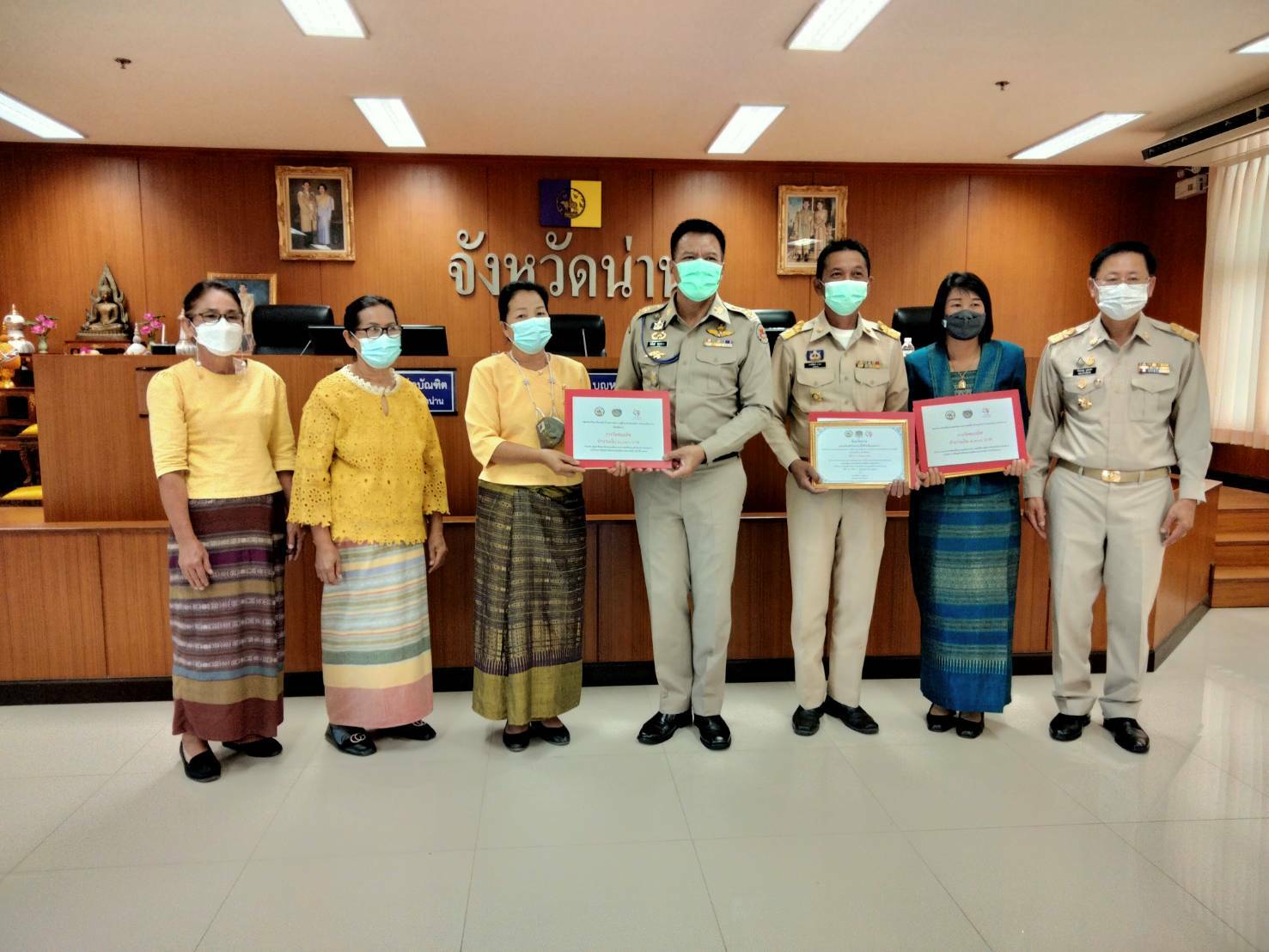 พช. น่าน มอบรางวัลและใบประกาศเกียรติบัตรเพื่อเชิดชูเกียรติ การน้อมนำแนวพระราชดำริของสมเด็จพระกนิษฐาธิราชเจ้ากรมสมเด็จพระเทพรัตนราชสุดาฯ สยามบรมราชกุมารี สร้างความมั่นคงทางอาหารสู่ปฏิบัติการ 90 วัน ปลูกผักสวนครัวเพื่อสร้างความมั่นคงทางอาหาร รอบ 2 และโครงการเชิดชูเกียรติคนกองทุนพัฒนาบทบาทสตรี ประจำปี 2564 ระดับจังหวัด