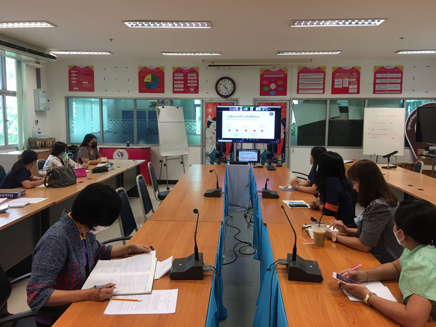 พช.น่าน ร่วมการประชุมเตรียมความพร้อมการใช้งานระบบสารบรรณอิเล็กทรอนิกส์ กรมการพัฒนาชุมชน (ระยะขยายไปยังสำนักงานพัฒนาชุมชนจังหวัด) ผ่านระบบการประชุมออนไลน์ Zoom Cloud Meeting