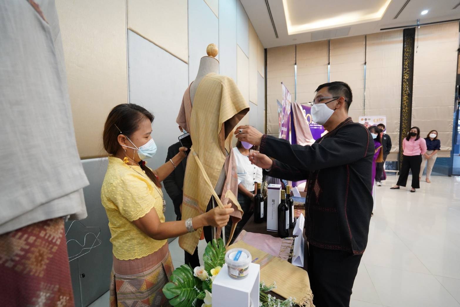 จังหวัดน่านจัดแสดงจัดนิทรรศการ นำเสนอผลงาน และประกวดการพัฒนาผลิตภัณฑ์ OTOP ตามกิจกรรมการพัฒนาผลิตภัณฑ์และบรรจุภัณฑ์ OTOP โดยเครือข่ายองค์ความรู้ KBO จังหวัด