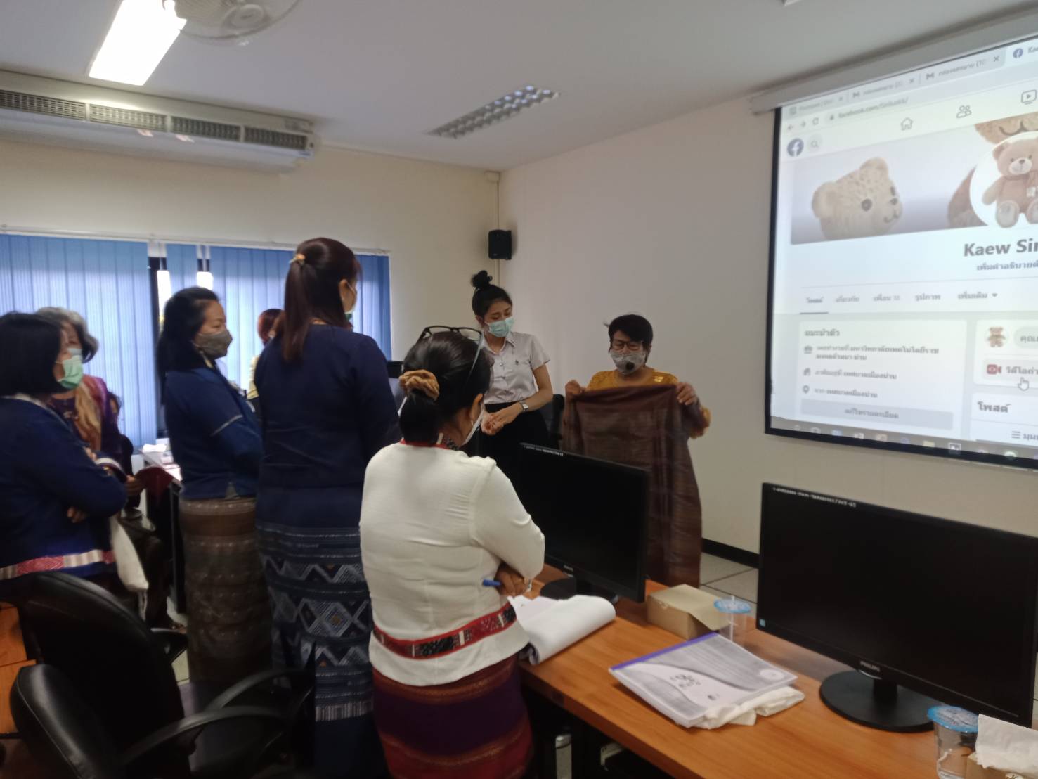 พช.น่าน ดำเนินโครงการขับเคลื่อนยุทธศาสตร์กองทุนพัฒนาบทบาทสตรี กิจกรรมการประชุมเชิงปฏิบัติการเพิ่มศักยภาพแก่กลุ่มสมาชิกกองทุนพัฒนาบทบาทสตรี ด้านการส่งเสริมช่องทางการตลาดออนไลน์ เพื่อเพิ่มรายได้และลดความเสี่ยงหนี้ค้างชำระ