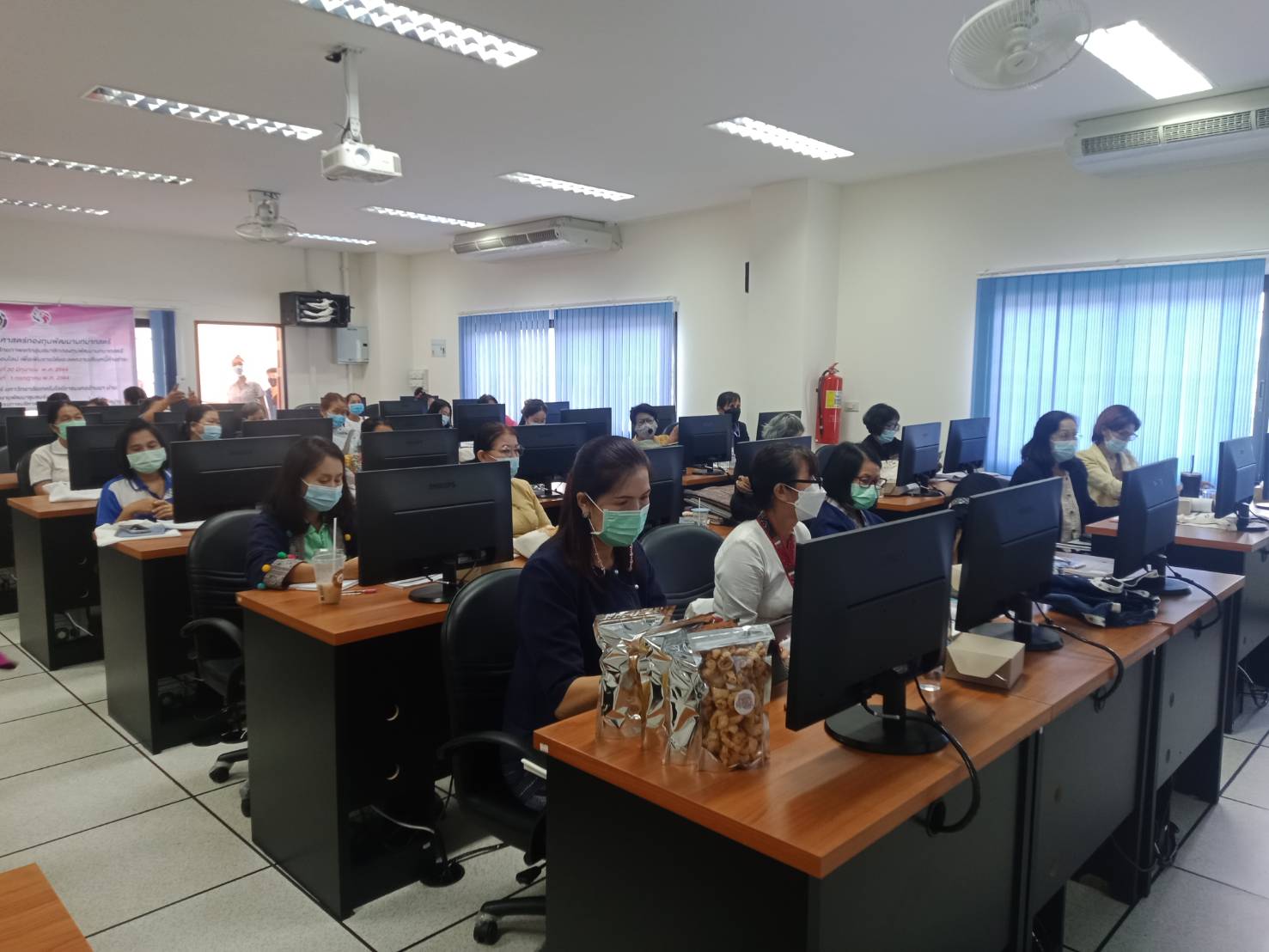 พช.น่าน ดำเนินโครงการขับเคลื่อนยุทธศาสตร์กองทุนพัฒนาบทบาทสตรี กิจกรรมการประชุมเชิงปฏิบัติการเพิ่มศักยภาพแก่กลุ่มสมาชิกกองทุนพัฒนาบทบาทสตรี ด้านการส่งเสริมช่องทางการตลาดออนไลน์ เพื่อเพิ่มรายได้และลดความเสี่ยงหนี้ค้างชำระ