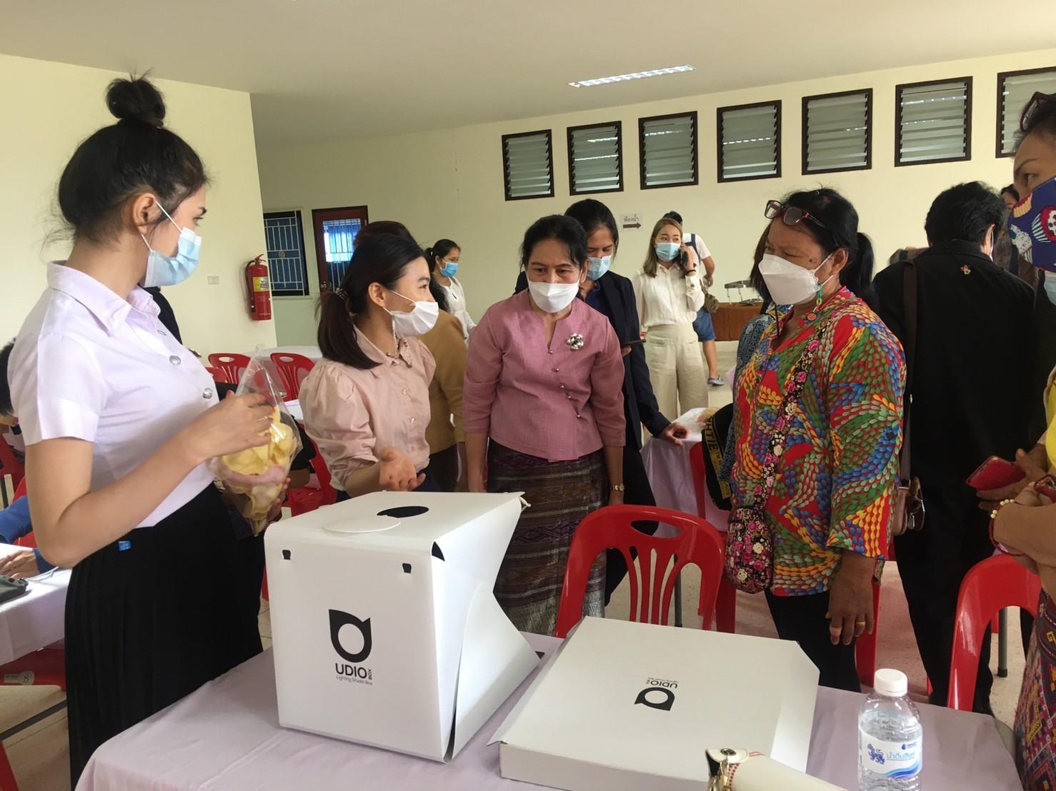 พช.น่าน ดำเนินโครงการขับเคลื่อนยุทธศาสตร์กองทุนพัฒนาบทบาทสตรี กิจกรรมการประชุมเชิงปฏิบัติการเพิ่มศักยภาพแก่กลุ่มสมาชิกกองทุนพัฒนาบทบาทสตรี ด้านการส่งเสริมช่องทางการตลาดออนไลน์ เพื่อเพิ่มรายได้และลดความเสี่ยงหนี้ค้างชำระ