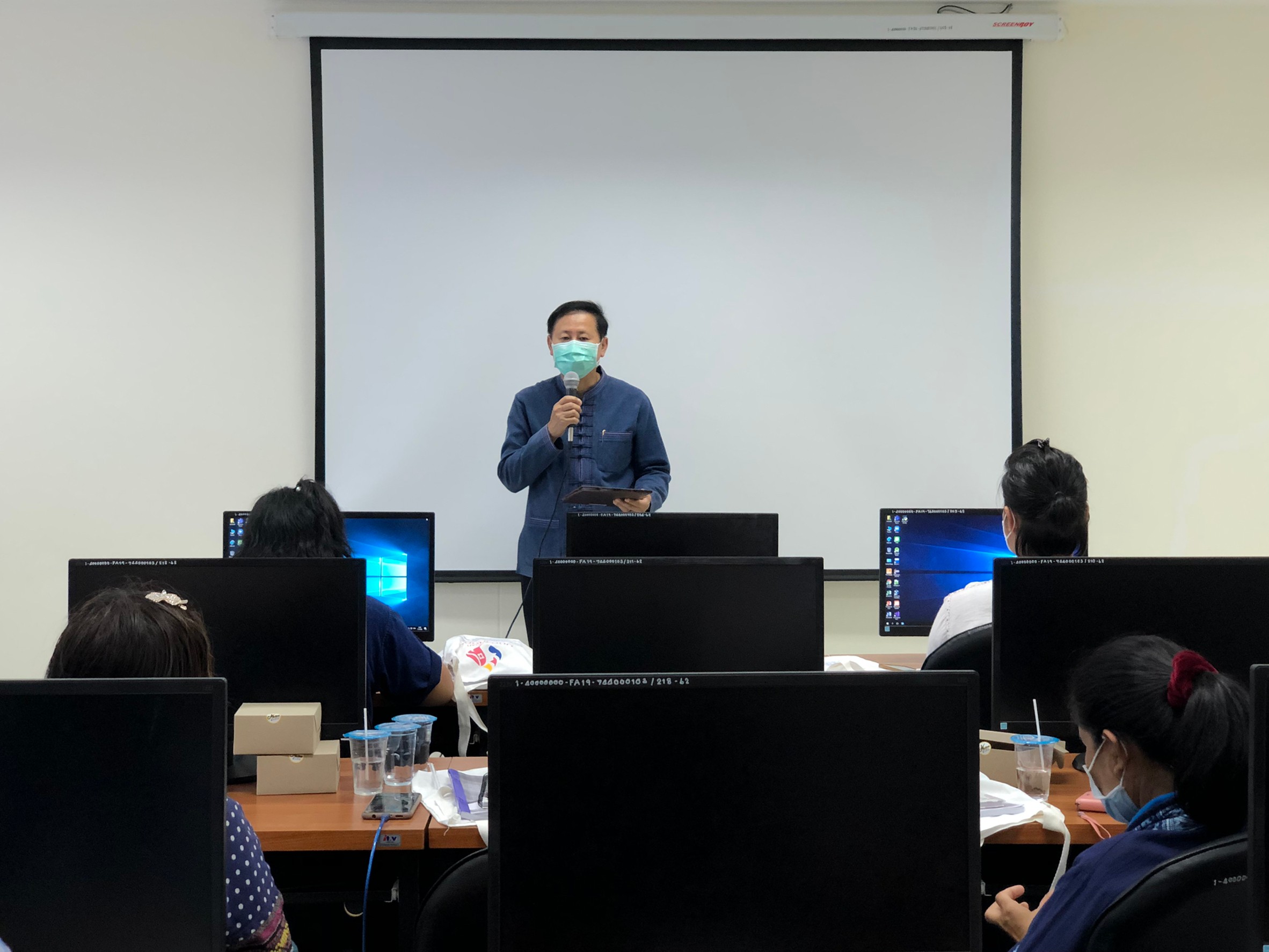 พช.น่าน ดำเนินโครงการขับเคลื่อนยุทธศาสตร์กองทุนพัฒนาบทบาทสตรี กิจกรรมการประชุมเชิงปฏิบัติการเพิ่มศักยภาพแก่กลุ่มสมาชิกกองทุนพัฒนาบทบาทสตรี ด้านการส่งเสริมช่องทางการตลาดออนไลน์ เพื่อเพิ่มรายได้และลดความเสี่ยงหนี้ค้างชำระ