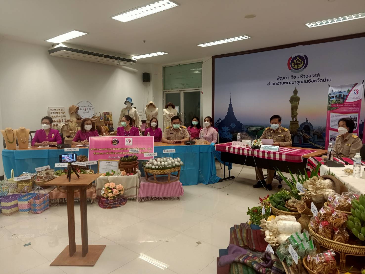 พช.น่าน ดำเนินการคัดเลือกคนกองทุนพัฒนาบทบาทสตรีดีเด่นระดับเขตตรวจราชการ ประจำปี 2564 เขตตรวจราชการที่ 16 ผ่านการประชุมออนไลน์ ระบบ Zoom Meeting