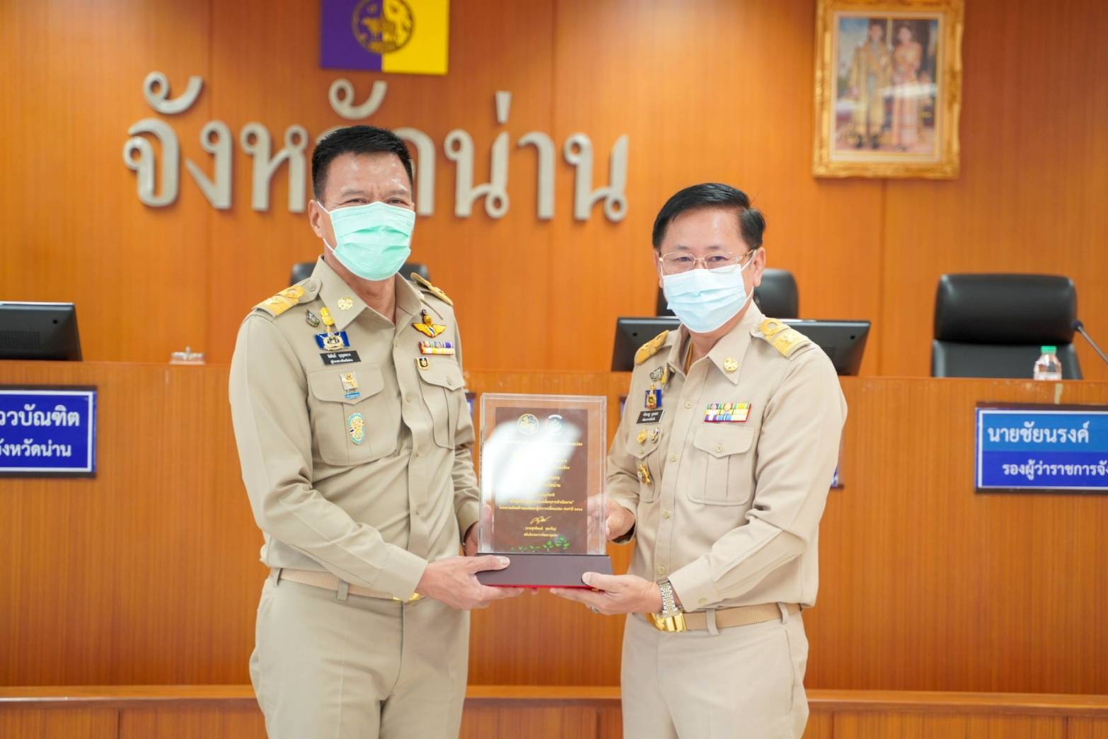 กรมการพัฒนาชุมชน มอบโล่รางวัลเชิดชูเกียรติและใบประกาศเกียรติบัตร แก่ท่านผู้ว่าราชการจังหวัดน่าน